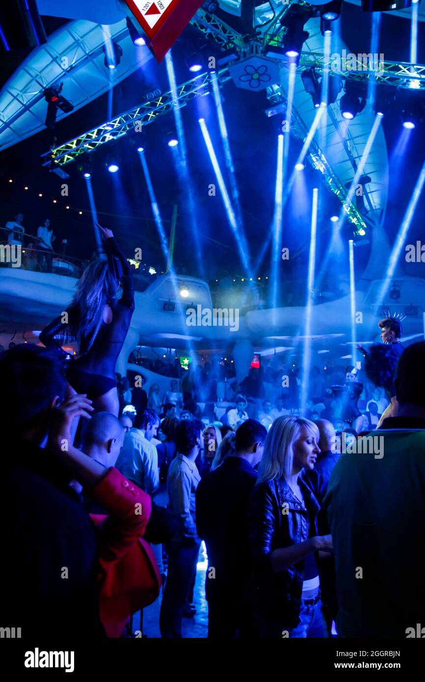 Odessa, Ukraine 24. Mai 2013: Nachtclub dj Party Menschen genießen Musik tanzen Sound mit buntem Licht mit Smoke Machine und Lichtershow. Hände hoch Stockfoto