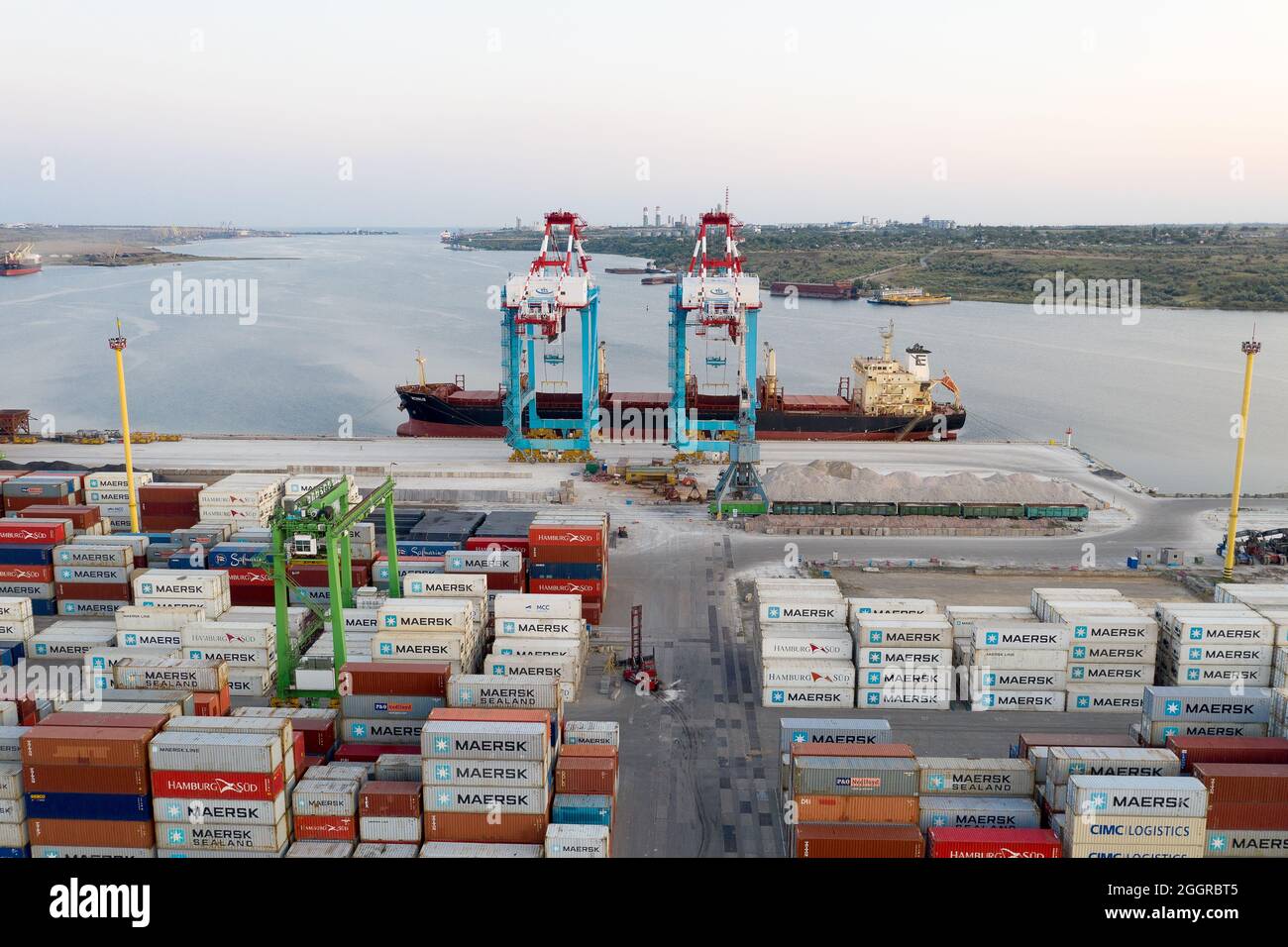 ODESSA, UKRAINE - 10. AUGUST 2021: Verladung eines Containerschiffes im Seehafen. Gewerbliche Industriecontainer am Seefragemacht-Containerterminal. Händler Stockfoto