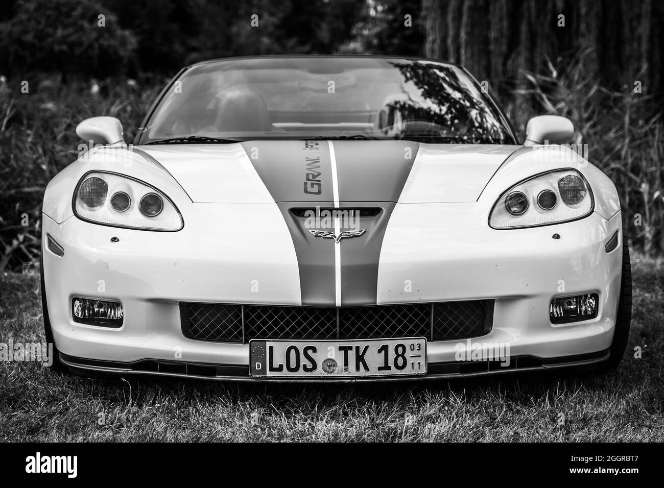 DIEDERSDORF, DEUTSCHLAND - 21. AUGUST 2021: Der Sportwagen Chevrolet Corvette Grand Sport Cabrio. Schwarz und Weiß. Die Ausstellung von 'US Car Classics Stockfoto