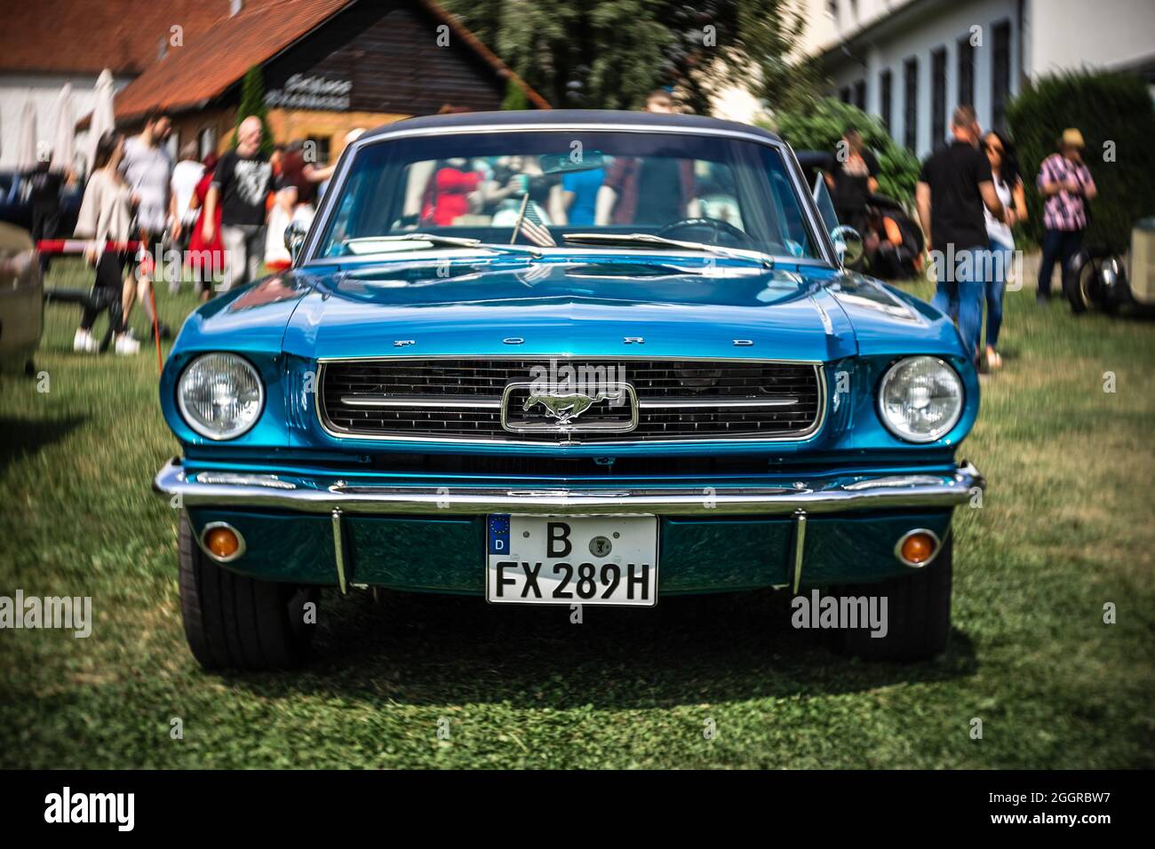 Der legendäre Sportwagen Ford Mustang Fastback Coupé. Fokus auf Zentrum. Wirbeliges Bokeh. Die Ausstellung von 'US Car Classics'. Stockfoto