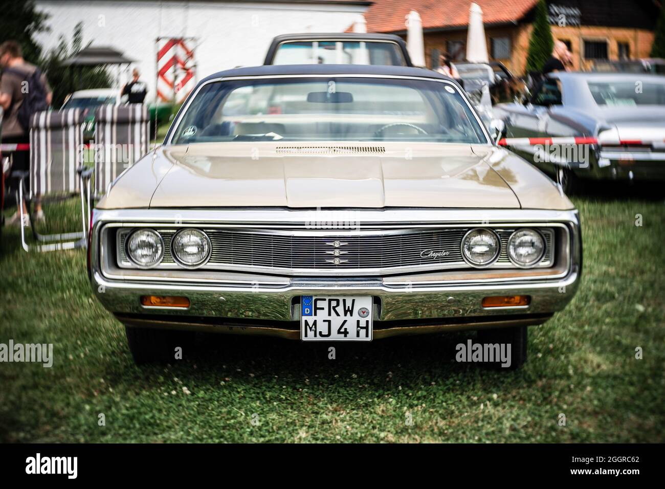 DIEDERSDORF, DEUTSCHLAND - 21. AUGUST 2021: Der Vollformatwagen Chrysler Newport, 1969. Fokus auf Zentrum. Wirbeliges Bokeh. Die Ausstellung von 'US Car Classics'. Stockfoto