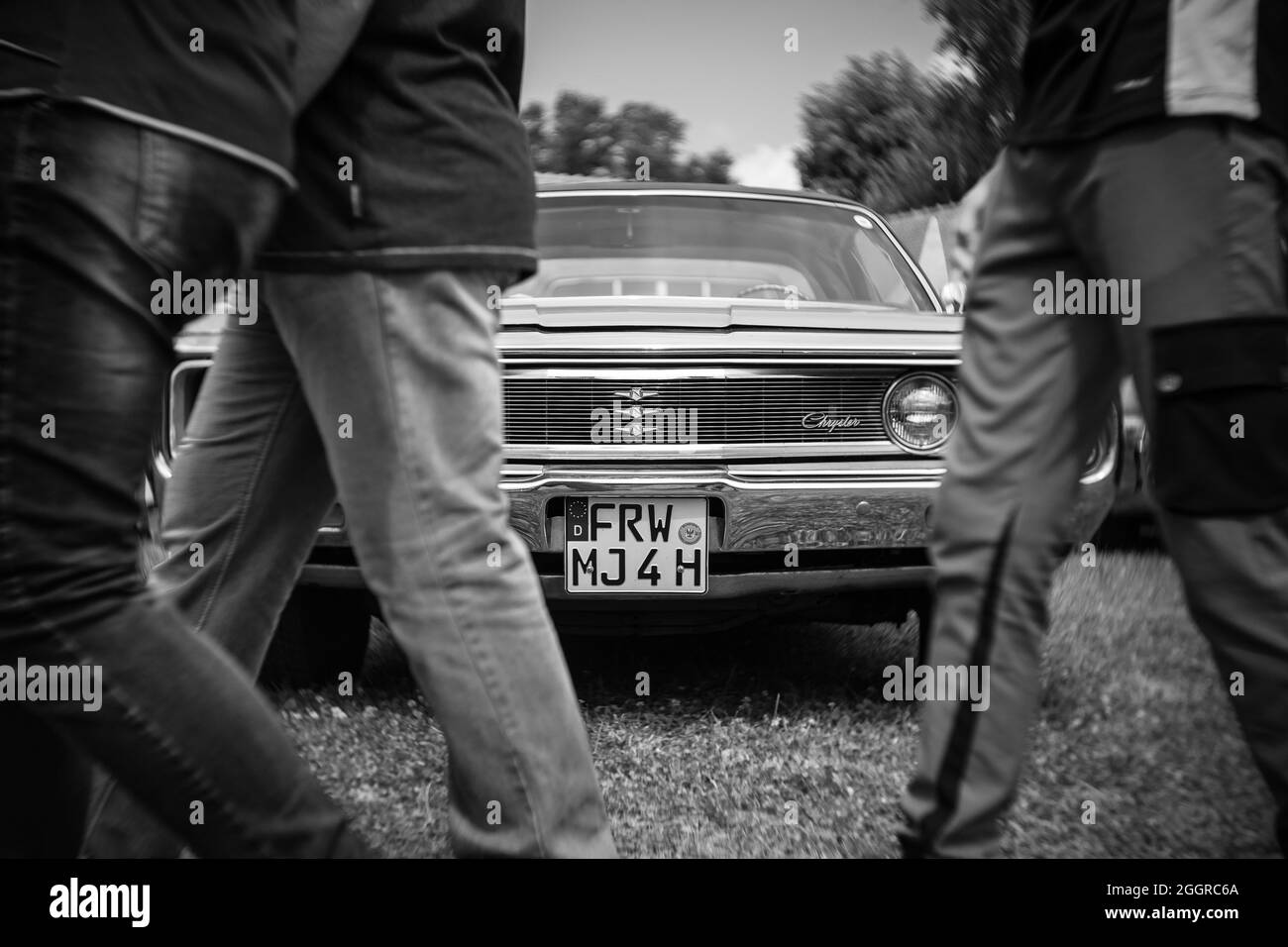 Das Full-Size-Auto Chrysler Newport, 1969. Fokus auf Zentrum. Wirbeliges Bokeh. Schwarz und Weiß. Die Ausstellung von 'US Car Classics'. Stockfoto