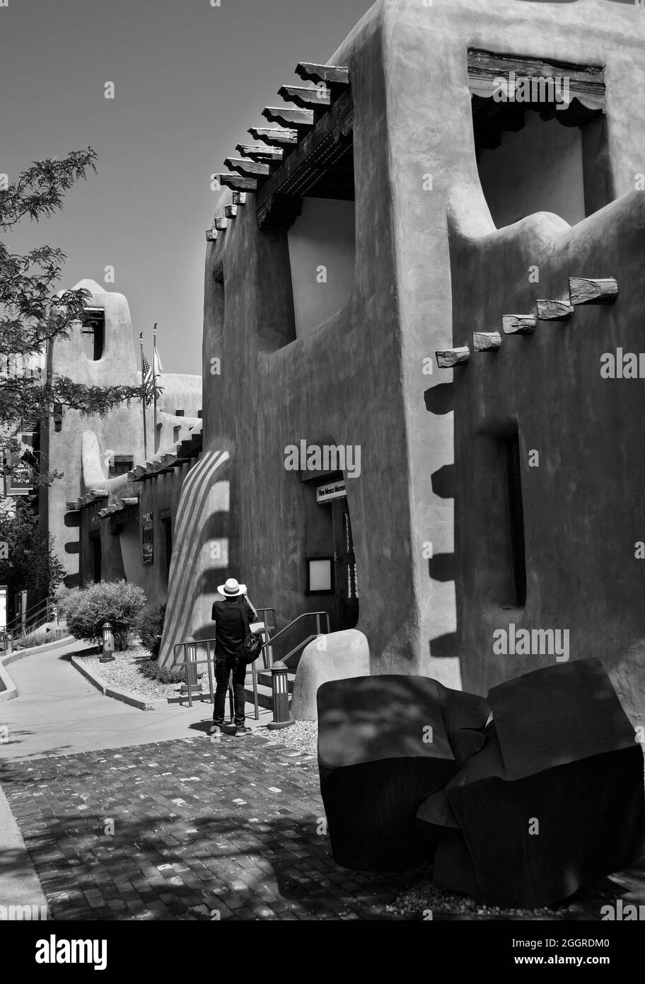 Ein Mann, der Santa Fe, New Mexico, besucht, fotografiert das Äußere des New Mexico Museum of Art Stockfoto