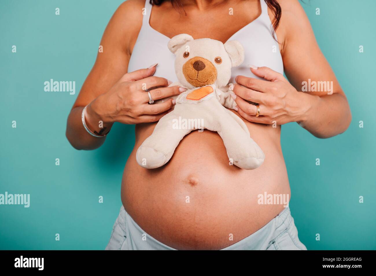 Eine Schwangerin, die ein Kind erwartet, streichelt ihren Bauch Stockfoto