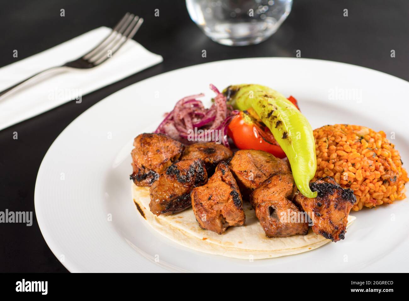 Traditionelle Lammspieße Kebab mit Bulgur-Pilaf. Stockfoto