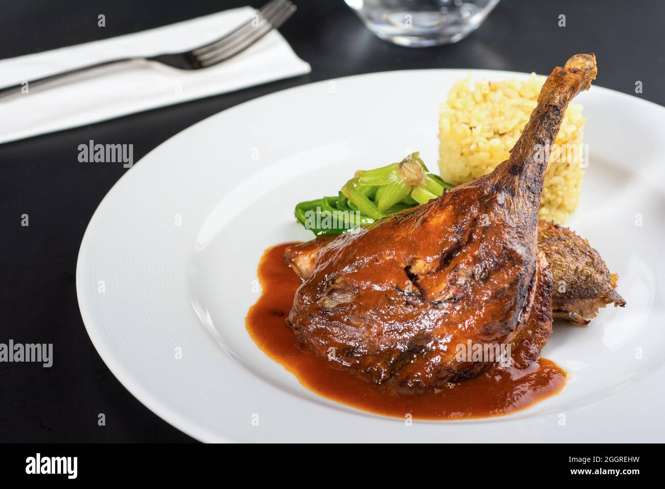 Geschmorte Lammschenkel auf der Kartoffelpüree auf dem Holztisch Stockfoto