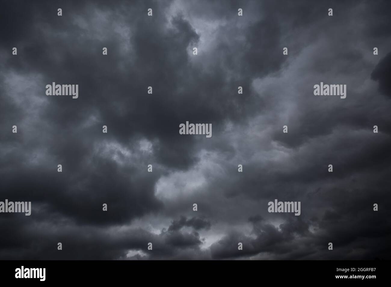 Schwarze stürmische Wolken, können als Hintergrund verwendet werden. Dramatischer Himmel Stockfoto