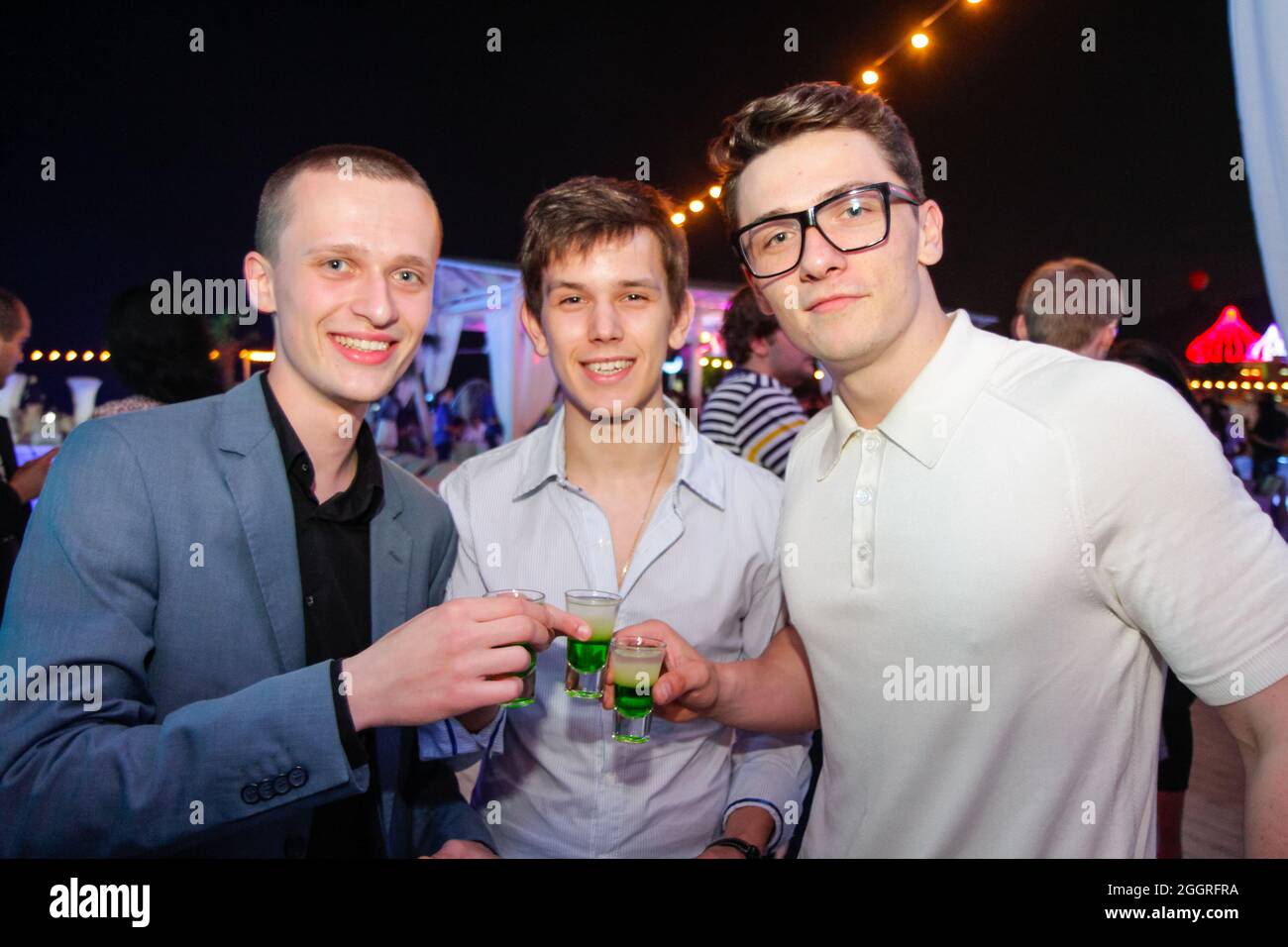 Odessa, Ukraine 24. Mai 2013: Ibiza-Nachtclub. Die Leute trinken Alkohol, lächeln und posieren auf der Kamera während des Konzerts in der Nachtclubparty. Mann und Frau haben Stockfoto