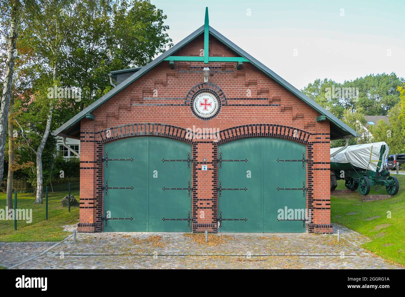 Wustrow, 31. August 2021: Garagenhaus mit Logo der Deutschen Gesellschaft zur Rettung Schiffbrüchiger – DGzRS (bedeutet: Deutsche Marit Stockfoto