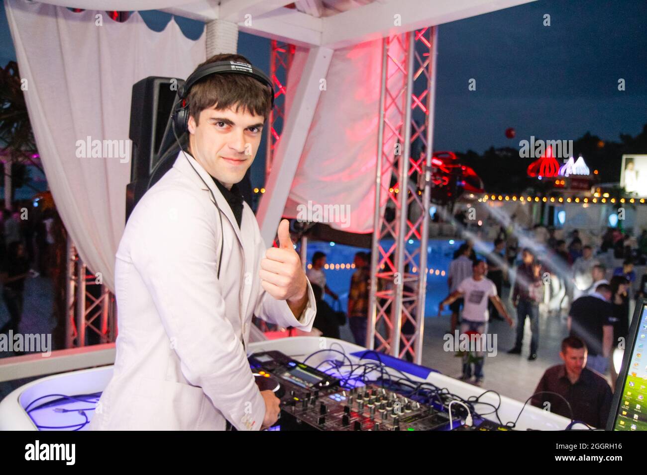 Odessa, Ukraine 24. Mai 2013: DJ bei der Arbeit im Luxus-Nachtclub während der Nachtparty. DJ feiern im Elite-Nachtclub. Stockfoto