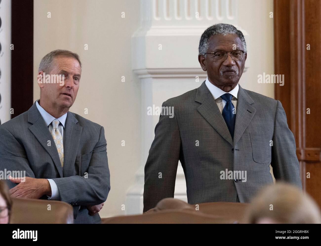 Texas, USA. September 2021. Der Staatsvertreter Jim Murphy, R-Houston, L, und der Repräsentant Harold Dutton, D-Houston hören zu, wie das Texas House schließlich SB3 verabschiedet, ein Gesetz zur Bildungsreform, das unter anderem das Unterrichten von „kritischer Rassentheorie“ in Texas-Klassenzimmern verbieten würde. Der Gesetzentwurf wurde in dritter Lesung, 81-43, bei einer parteilichen Abstimmung, verabschiedet. Kredit: Bob Daemmrich/Alamy Live Nachrichten Stockfoto