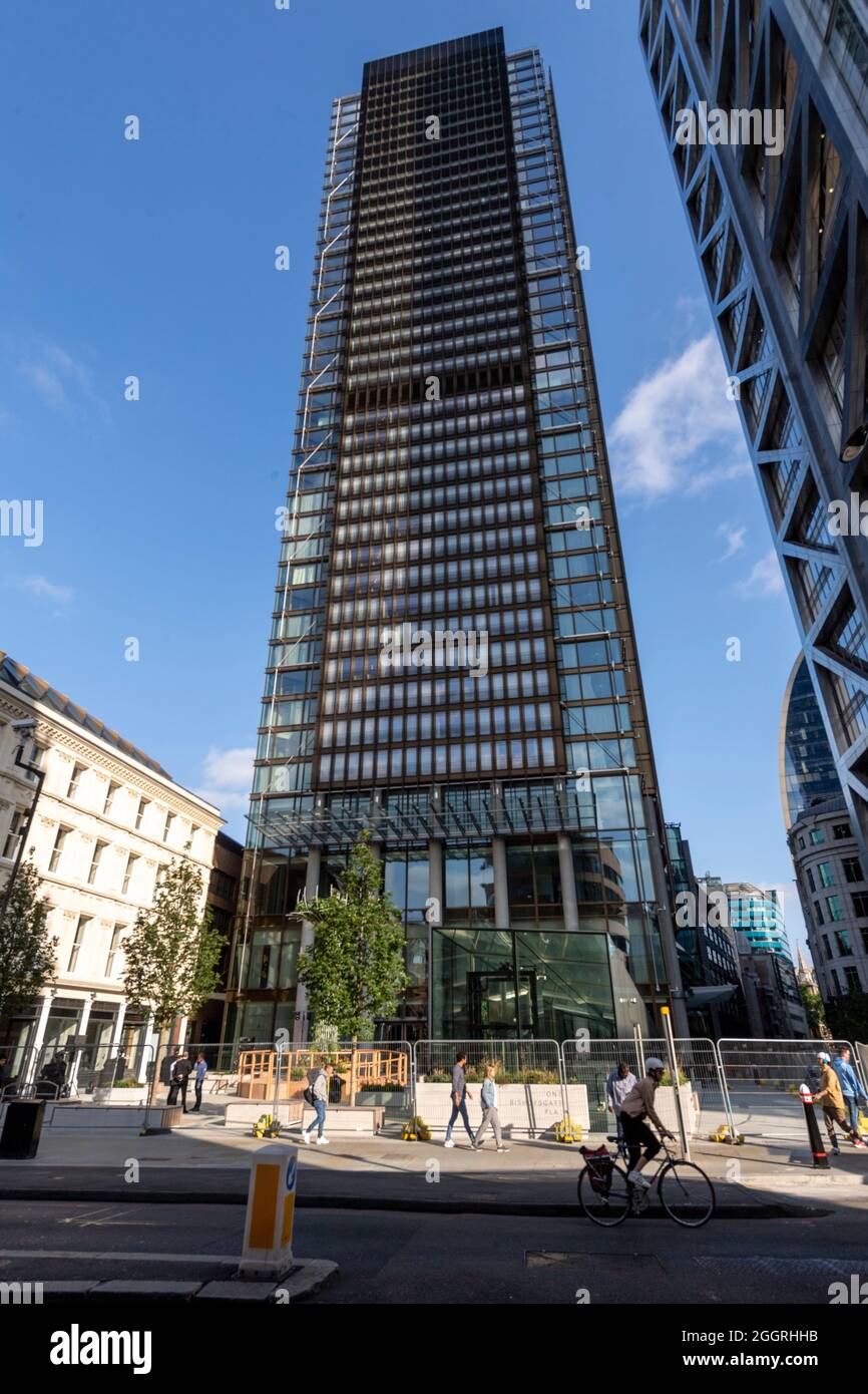 02/09/2021. London, Großbritannien. Foto von Ray Tang. Gäste nehmen an der Eröffnung des neuen luxuriösen Pan Pacific Hotels im Herzen der City of London Teil. Dieses Hotel gehört zur PAN PACIFIC Hotels-Gruppe in Singapur und ist das erste europäische Hotel. Das Hotel befindet sich in One Bishopsgate Plaza und verfügt über 237 Gästezimmer, darunter 42 Suiten und eine charakteristische Pan Pacific Suite; fünf Bars und Restaurants, darunter ein ganztägig geöffnetes Straits Kitchen Restaurant; Eine spezielle Wohlbefindenetage mit einem 18.5 Meter langen, unendlichen Pool und einer Cocktailbar im Devonshire House, die von Tom Dixon entworfen wurde. Foto von Ray Tang. Stockfoto