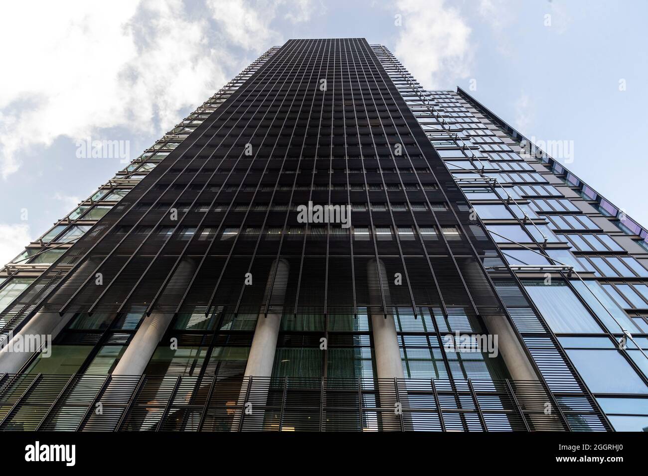 02/09/2021. London, Großbritannien. Foto von Ray Tang. Gäste nehmen an der Eröffnung des neuen luxuriösen Pan Pacific Hotels im Herzen der City of London Teil. Dieses Hotel gehört zur PAN PACIFIC Hotels-Gruppe in Singapur und ist das erste europäische Hotel. Das Hotel befindet sich in One Bishopsgate Plaza und verfügt über 237 Gästezimmer, darunter 42 Suiten und eine charakteristische Pan Pacific Suite; fünf Bars und Restaurants, darunter ein ganztägig geöffnetes Straits Kitchen Restaurant; Eine spezielle Wohlbefindenetage mit einem 18.5 Meter langen, unendlichen Pool und einer Cocktailbar im Devonshire House, die von Tom Dixon entworfen wurde. Foto von Ray Tang. Stockfoto