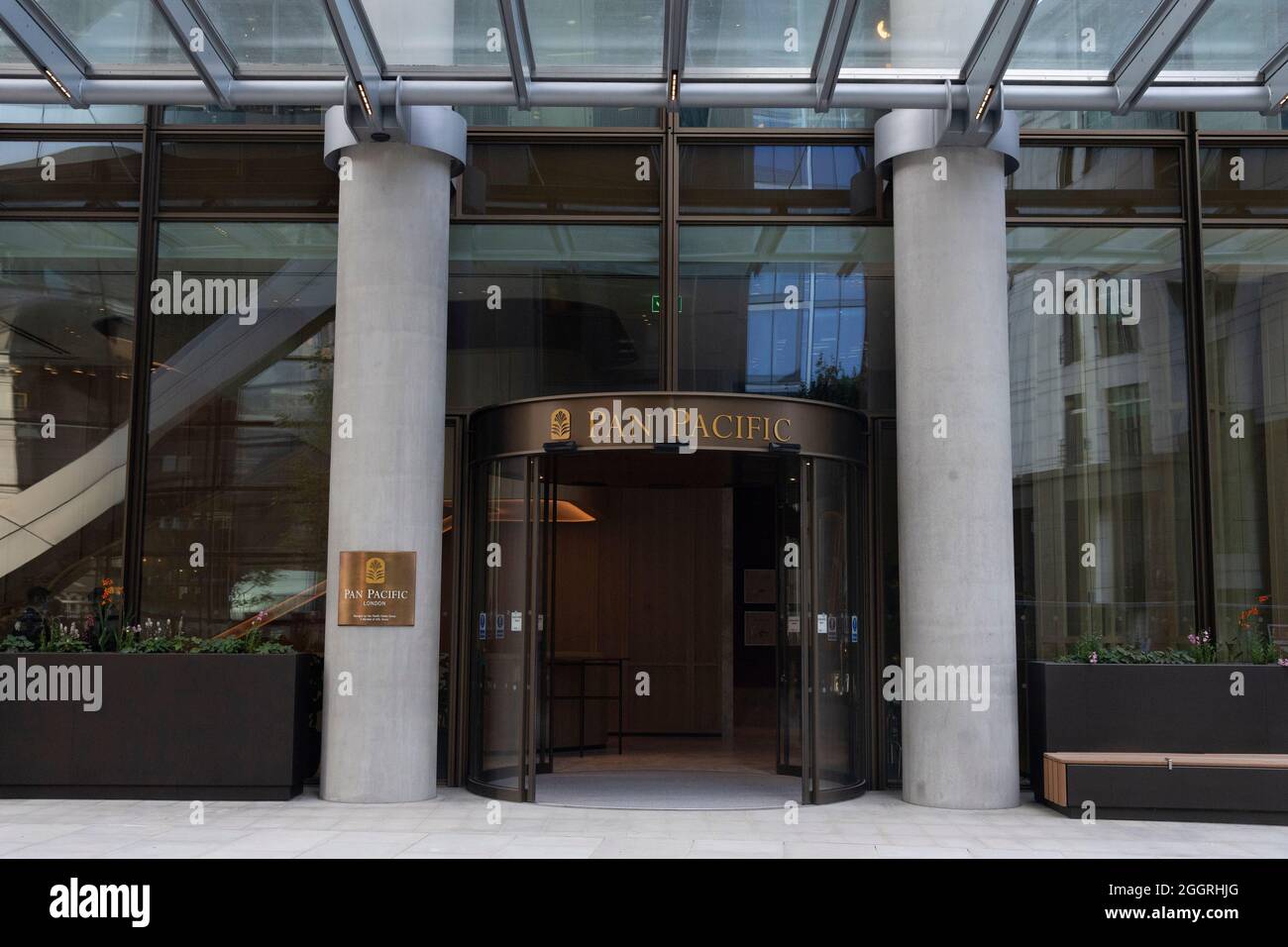 02/09/2021. London, Großbritannien. Foto von Ray Tang. Haupteingang des neuen luxuriösen Pan Pacific Hotels im Herzen der City of London. Dieses Hotel gehört zur Singapore Pan Pacific Hotels Group und ist das erste europäische Hotel. Das Hotel befindet sich in One Bishopsgate Plaza und verfügt über 237 Gästezimmer, darunter 42 Suiten und eine charakteristische Pan Pacific Suite; fünf Bars und Restaurants, darunter ein ganztägig geöffnetes Straits Kitchen Restaurant; Eine spezielle Wohlbefindenetage mit einem 18.5 Meter langen, unendlichen Pool und einer Cocktailbar im Devonshire House, die von Tom Dixon entworfen wurde. Foto von Ray Tang. Stockfoto
