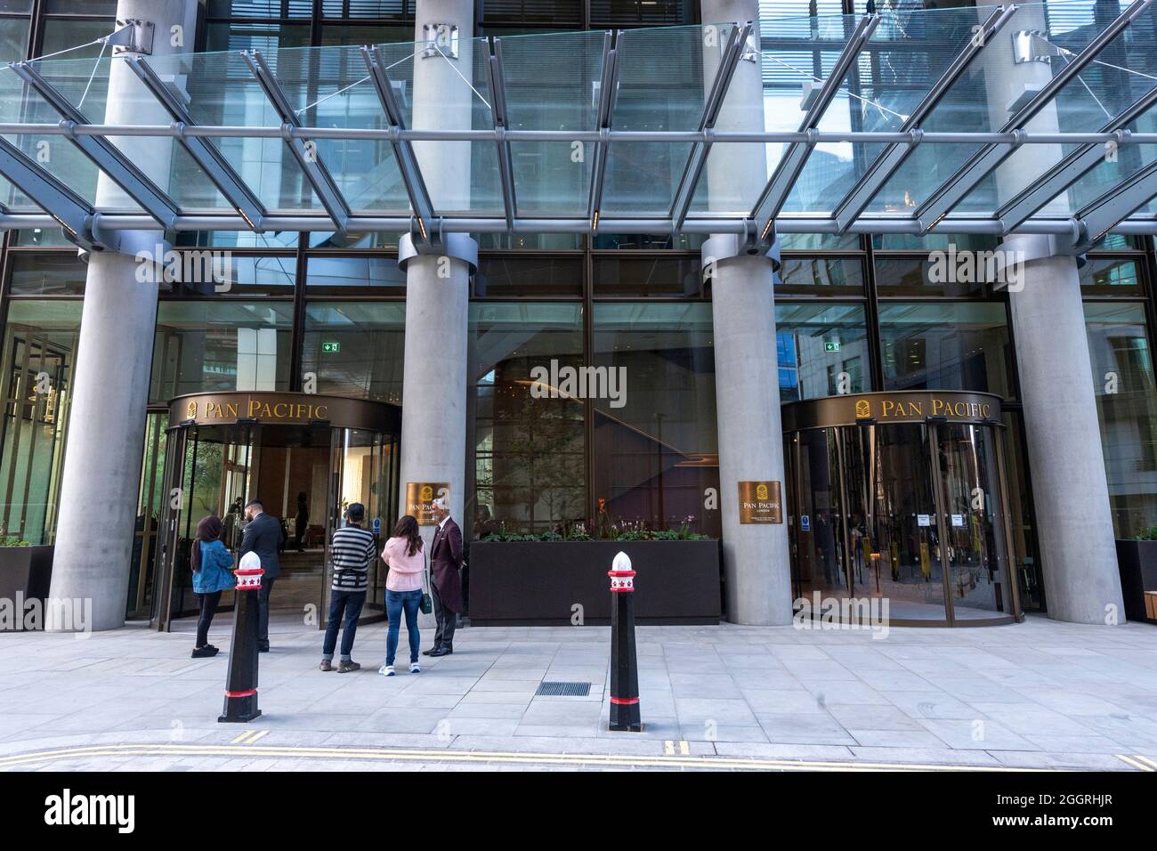 02/09/2021. London, Großbritannien. Foto von Ray Tang. Haupteingang des neuen luxuriösen Pan Pacific Hotels im Herzen der City of London. Dieses Hotel gehört zur Singapore Pan Pacific Hotels Group und ist das erste europäische Hotel. Das Hotel befindet sich in One Bishopsgate Plaza und verfügt über 237 Gästezimmer, darunter 42 Suiten und eine charakteristische Pan Pacific Suite; fünf Bars und Restaurants, darunter ein ganztägig geöffnetes Straits Kitchen Restaurant; Eine spezielle Wohlbefindenetage mit einem 18.5 Meter langen, unendlichen Pool und einer Cocktailbar im Devonshire House, die von Tom Dixon entworfen wurde. Foto von Ray Tang. Stockfoto