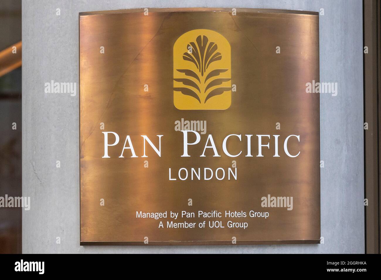 02/09/2021. London, Großbritannien. Hotelschild des neuen luxuriösen Pan Pacific Hotels im Herzen der City of London. Dieses Hotel gehört zur Singapore Pan Pacific Hotels Group und ist das erste europäische Hotel. Das Hotel befindet sich in One Bishopsgate Plaza und verfügt über 237 Gästezimmer, darunter 42 Suiten und eine charakteristische Pan Pacific Suite; fünf Bars und Restaurants, darunter ein ganztägig geöffnetes Straits Kitchen Restaurant; Eine spezielle Wohlbefindenetage mit einem 18.5 Meter langen, unendlichen Pool und einer Cocktailbar im Devonshire House, die von Tom Dixon entworfen wurde. Foto von Ray Tang. Stockfoto