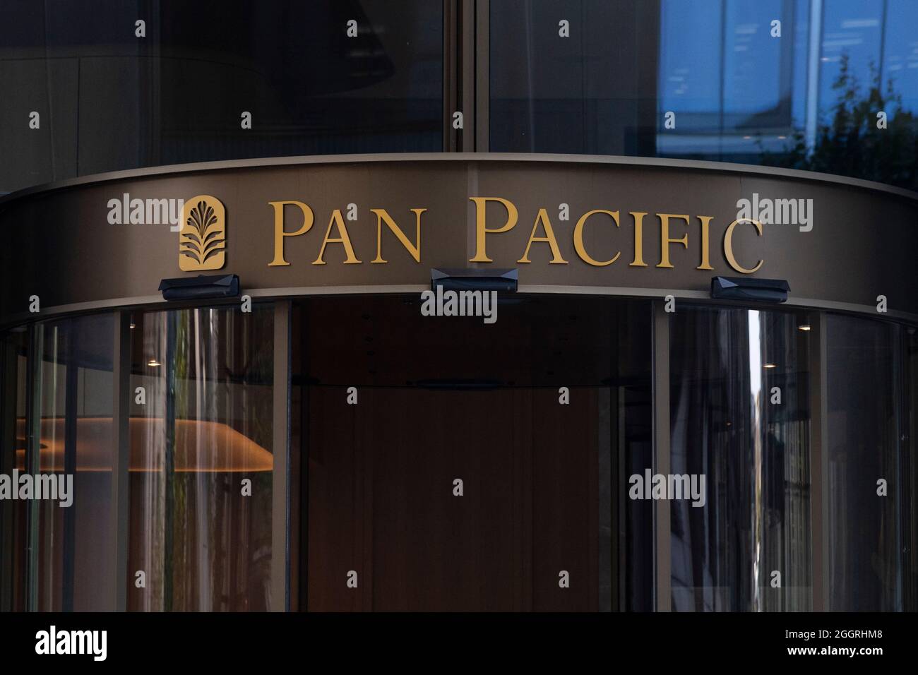 02/09/2021. London, Großbritannien. Hotelbeschilderung des neuen luxuriösen Pan Pacific Hotels im Herzen der City of London. Dieses Hotel gehört zur Singapore Pan Pacific Hotels Group und ist das erste europäische Hotel. Das Hotel befindet sich in One Bishopsgate Plaza und verfügt über 237 Gästezimmer, darunter 42 Suiten und eine charakteristische Pan Pacific Suite; fünf Bars und Restaurants, darunter ein ganztägig geöffnetes Straits Kitchen Restaurant; Eine spezielle Wohlbefindenetage mit einem 18.5 Meter langen, unendlichen Pool und einer Cocktailbar im Devonshire House, die von Tom Dixon entworfen wurde. Foto von Ray Tang. Stockfoto