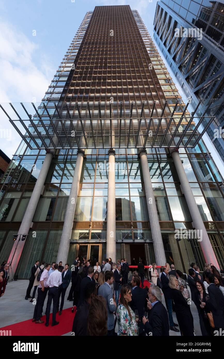 02/09/2021. London, Großbritannien. Foto von Ray Tang. Gäste nehmen an der Eröffnung des neuen luxuriösen Pan Pacific Hotels im Herzen der City of London Teil. Dieses Hotel gehört zur Singapore Pan Pacific Hotels Group und ist das erste europäische Hotel. Das Hotel befindet sich in One Bishopsgate Plaza und verfügt über 237 Gästezimmer, darunter 42 Suiten und eine charakteristische Pan Pacific Suite; fünf Bars und Restaurants, darunter ein ganztägig geöffnetes Straits Kitchen Restaurant; Eine spezielle Wohlbefindenetage mit einem 18.5 Meter langen, unendlichen Pool und einer Cocktailbar im Devonshire House, die von Tom Dixon entworfen wurde. Stockfoto
