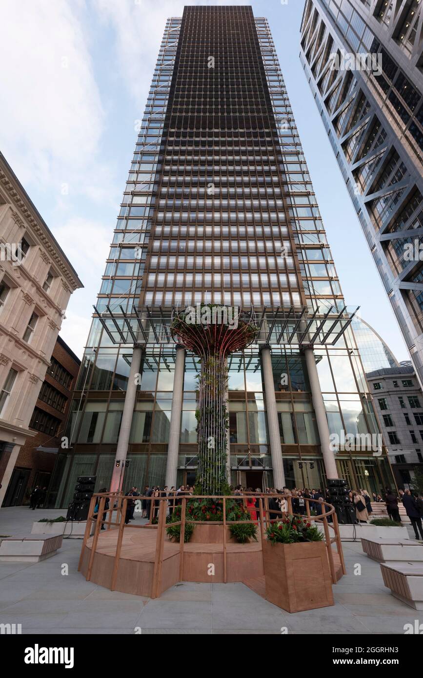 02/09/2021. London, Großbritannien. Foto von Ray Tang. Gäste nehmen an der Eröffnung des neuen luxuriösen Pan Pacific Hotels im Herzen der City of London Teil. Dieses Hotel gehört zur Singapore Pan Pacific Hotels Group und ist das erste europäische Hotel. Das Hotel befindet sich in One Bishopsgate Plaza und verfügt über 237 Gästezimmer, darunter 42 Suiten und eine charakteristische Pan Pacific Suite; fünf Bars und Restaurants, darunter ein ganztägig geöffnetes Straits Kitchen Restaurant; Eine spezielle Wohlbefindenetage mit einem 18.5 Meter langen, unendlichen Pool und einer Cocktailbar im Devonshire House, die von Tom Dixon entworfen wurde. Stockfoto