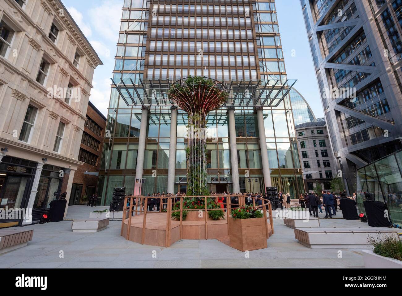 02/09/2021. London, Großbritannien. Foto von Ray Tang. Gäste nehmen an der Eröffnung des neuen luxuriösen Pan Pacific Hotels im Herzen der City of London Teil. Dieses Hotel gehört zur Singapore Pan Pacific Hotels Group und ist das erste europäische Hotel. Das Hotel befindet sich in One Bishopsgate Plaza und verfügt über 237 Gästezimmer, darunter 42 Suiten und eine charakteristische Pan Pacific Suite; fünf Bars und Restaurants, darunter ein ganztägig geöffnetes Straits Kitchen Restaurant; Eine spezielle Wohlbefindenetage mit einem 18.5 Meter langen, unendlichen Pool und einer Cocktailbar im Devonshire House, die von Tom Dixon entworfen wurde. Stockfoto