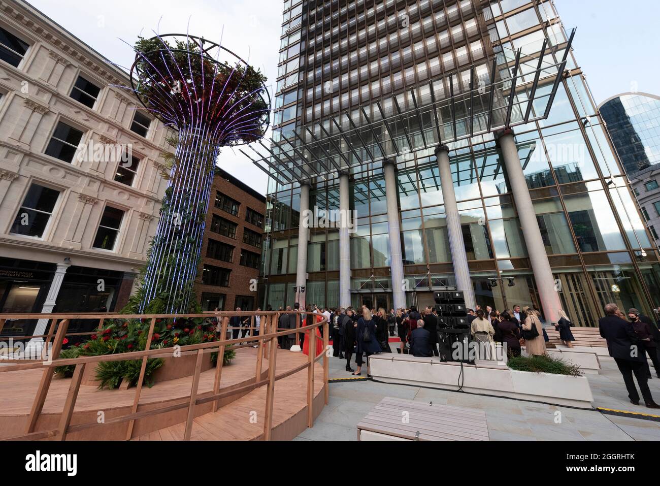 02/09/2021. London, Großbritannien. Foto von Ray Tang. Gäste nehmen an der Eröffnung des neuen luxuriösen Pan Pacific Hotels im Herzen der City of London Teil. Dieses Hotel gehört zur Singapore Pan Pacific Hotels Group und ist das erste europäische Hotel. Das Hotel befindet sich in One Bishopsgate Plaza und verfügt über 237 Gästezimmer, darunter 42 Suiten und eine charakteristische Pan Pacific Suite; fünf Bars und Restaurants, darunter ein ganztägig geöffnetes Straits Kitchen Restaurant; Eine spezielle Wohlbefindenetage mit einem 18.5 Meter langen, unendlichen Pool und einer Cocktailbar im Devonshire House, die von Tom Dixon entworfen wurde. Stockfoto
