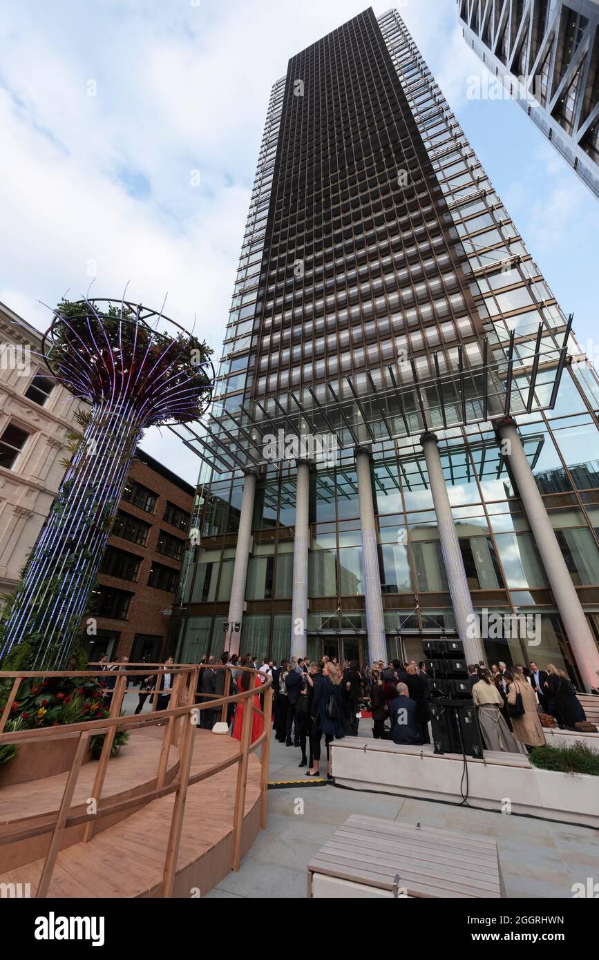 02/09/2021. London, Großbritannien. Foto von Ray Tang. Gäste nehmen an der Eröffnung des neuen luxuriösen Pan Pacific Hotels im Herzen der City of London Teil. Dieses Hotel gehört zur Singapore Pan Pacific Hotels Group und ist das erste europäische Hotel. Das Hotel befindet sich in One Bishopsgate Plaza und verfügt über 237 Gästezimmer, darunter 42 Suiten und eine charakteristische Pan Pacific Suite; fünf Bars und Restaurants, darunter ein ganztägig geöffnetes Straits Kitchen Restaurant; Eine spezielle Wohlbefindenetage mit einem 18.5 Meter langen, unendlichen Pool und einer Cocktailbar im Devonshire House, die von Tom Dixon entworfen wurde. Stockfoto