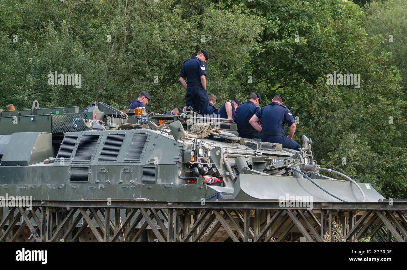 Die Crew der British Army R.E.M.E. posiert für ein Foto auf einem Challenger Armored Repair and Recovery Vehicle (CRARRV), während sie auf einer Brücke, Wiltshire UK, steht Stockfoto