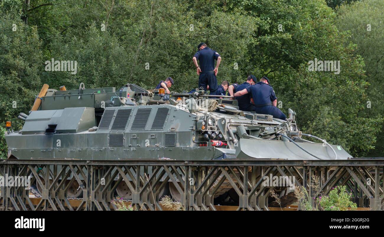 Die Crew der British Army R.E.M.E. posiert für ein Foto auf einem Challenger Armored Repair and Recovery Vehicle (CRARRV), während sie auf einer Brücke, Wiltshire UK, steht Stockfoto