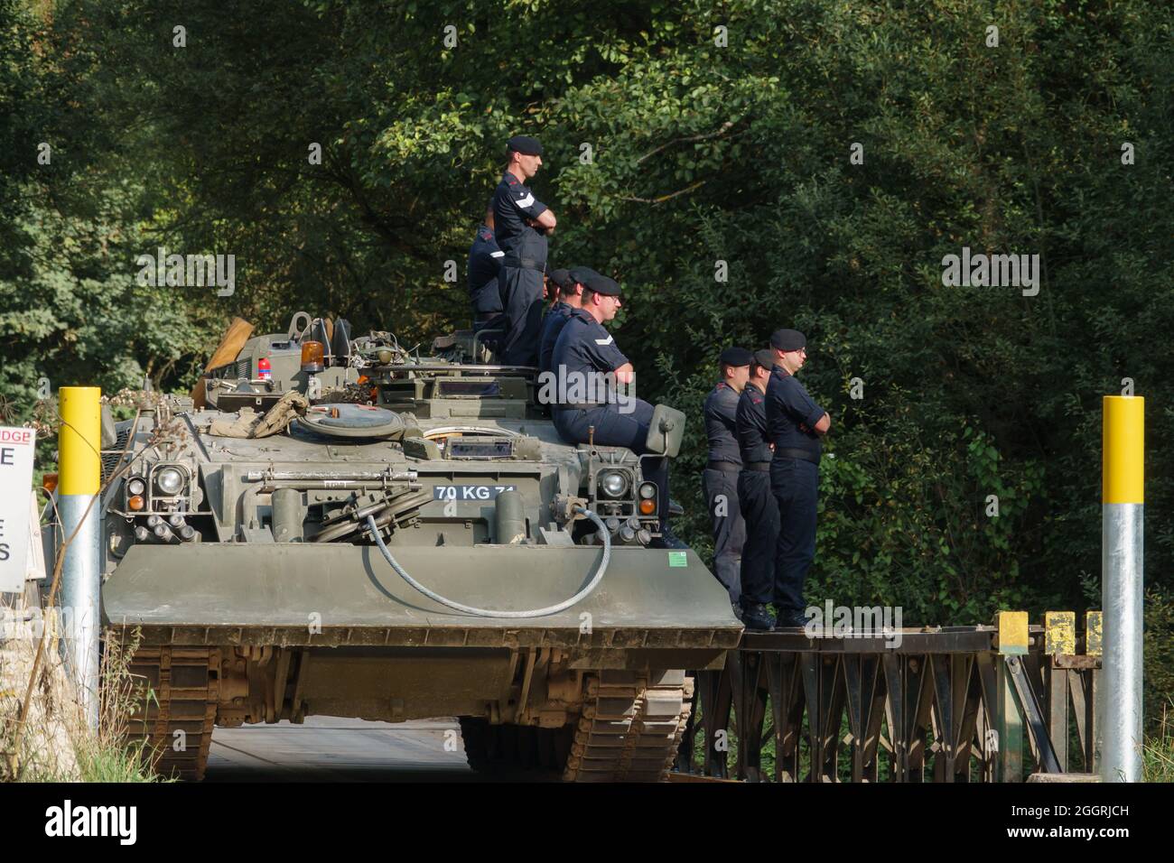 Die Crew der British Army R.E.M.E. posiert für ein Foto auf einem Challenger Armored Repair and Recovery Vehicle (CRARRV), während sie auf einer Brücke, Wiltshire UK, steht Stockfoto