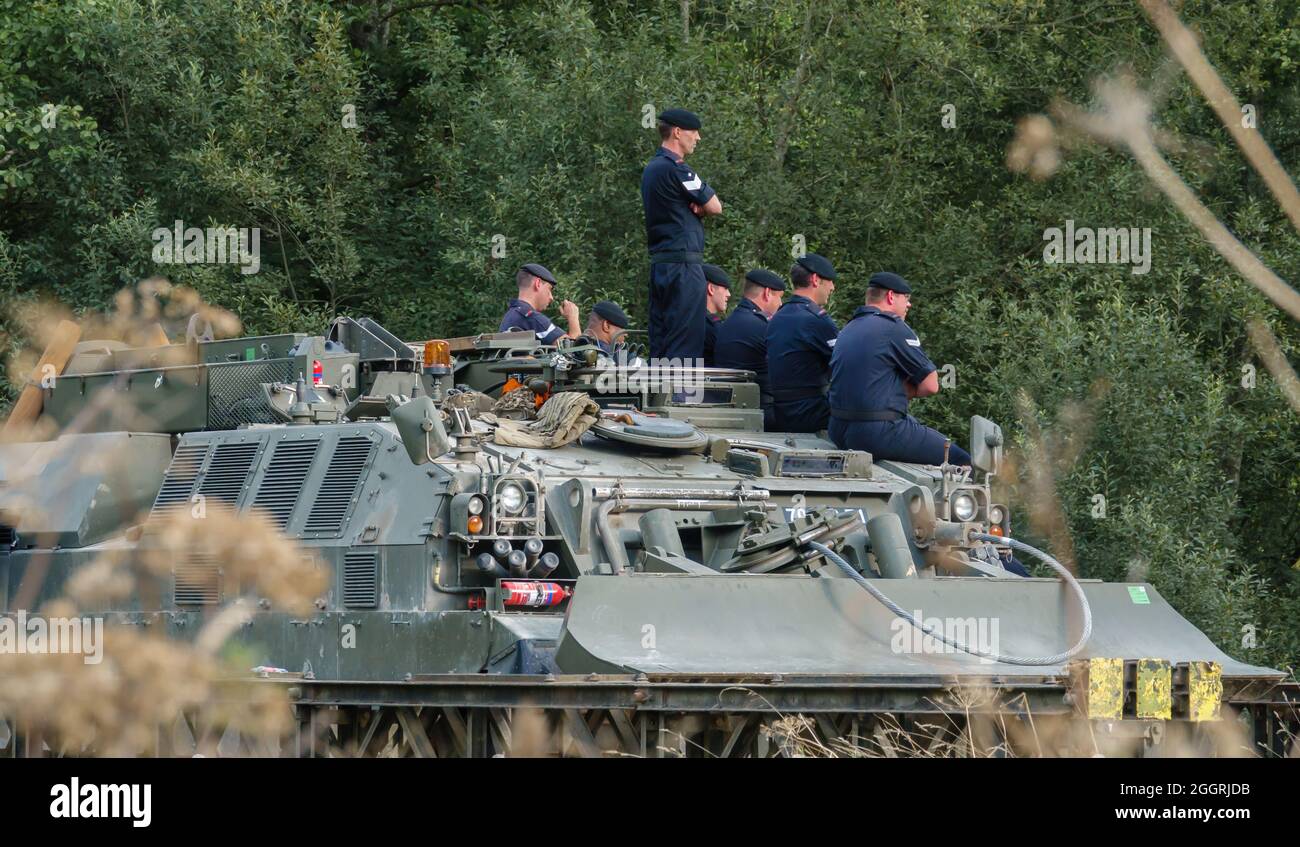 Die Crew der British Army R.E.M.E. posiert für ein Foto auf einem Challenger Armored Repair and Recovery Vehicle (CRARRV), während sie auf einer Brücke, Wiltshire UK, steht Stockfoto