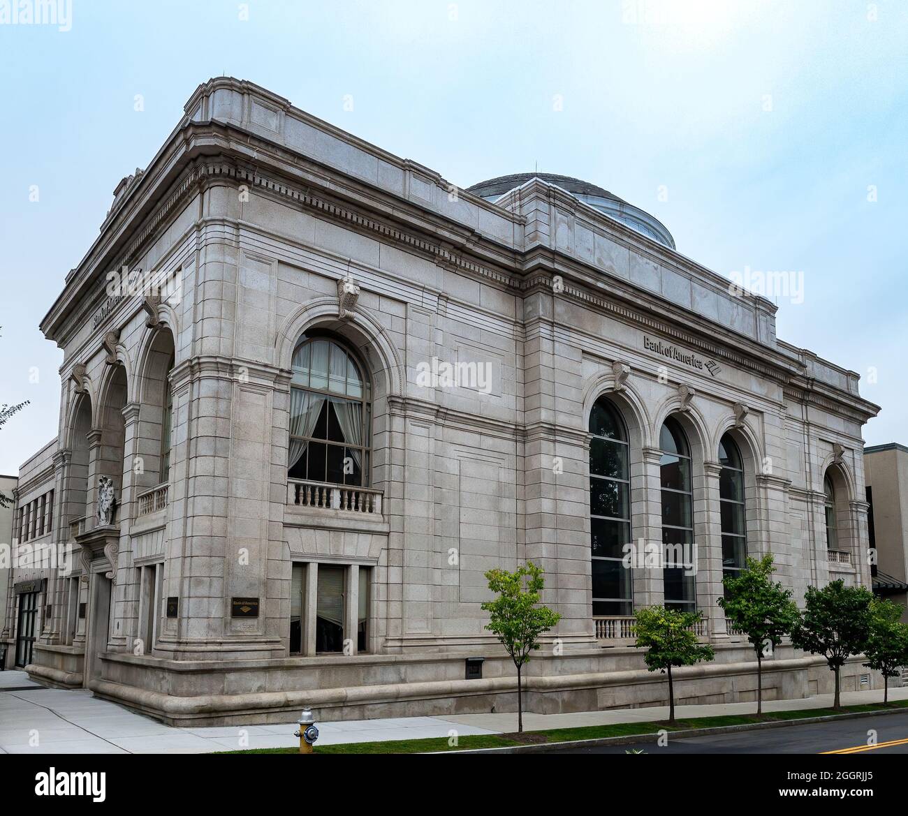 Greenwich, CT - USA - 29. August 2021: Drei Viertel Ansicht des Beaux Arts Bank of America Financial Center auf der Greenwich Ave auf der Greenwich Ave Stockfoto