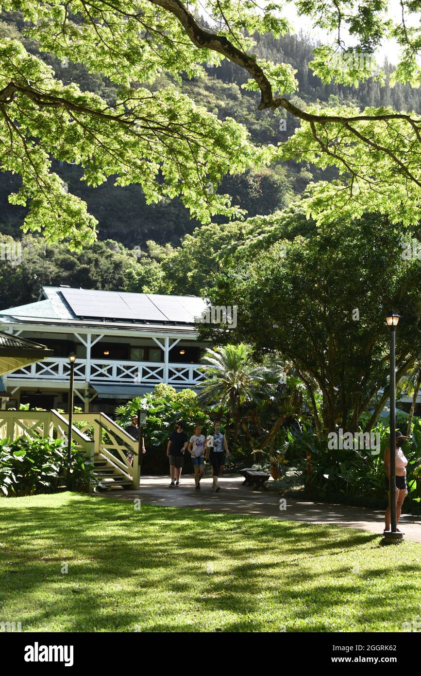 Oahu, HI USA 6/4&7/2021. Waimea Valley Visitors Center. Waimea Valley Siedlung um 400 A.D. im Jahre 1092 A.D., Waimea Valley Heimat von KAHUNA NUI Stockfoto