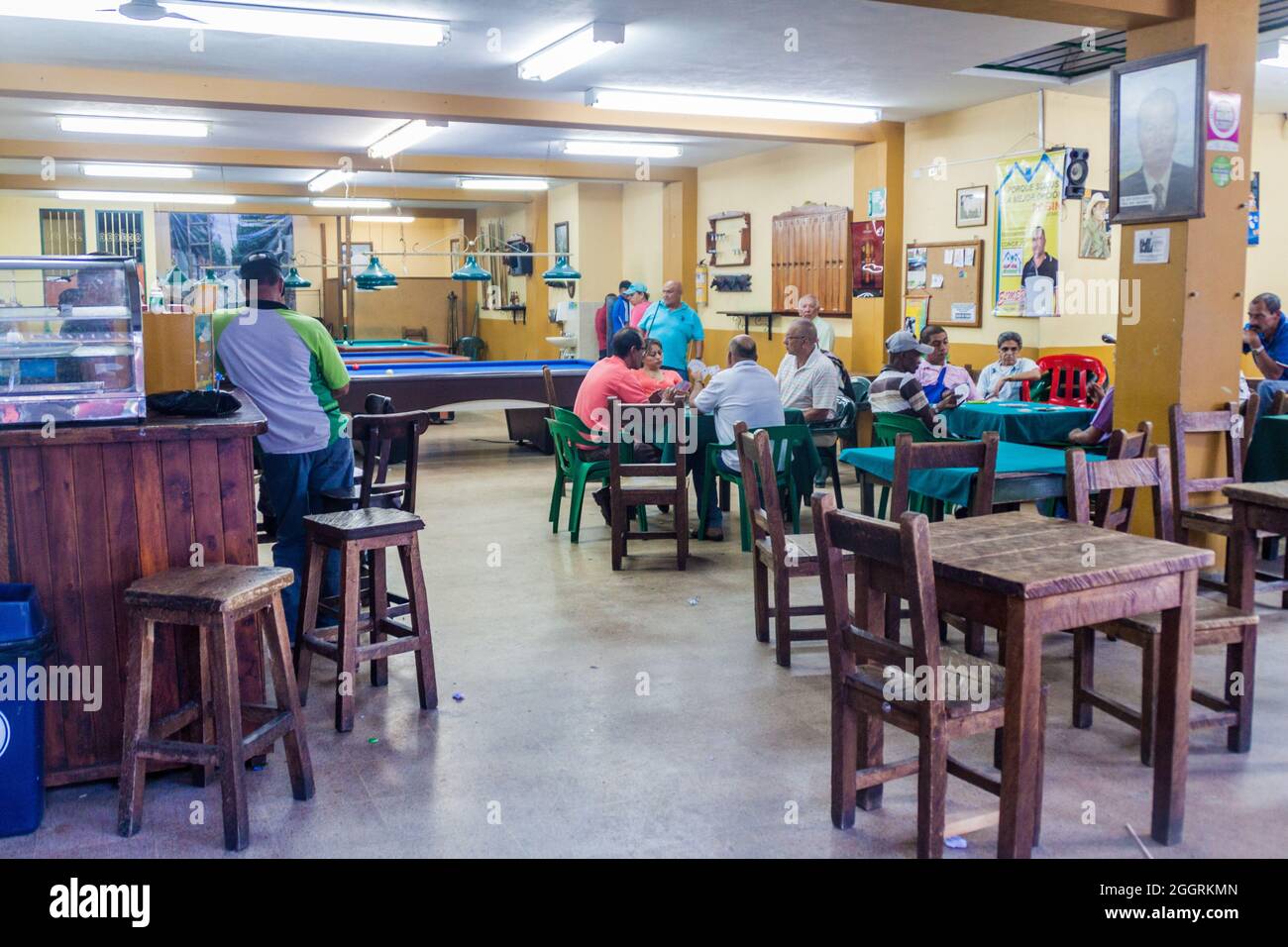 GUATAPE, KOLUMBIEN - 2. SEPTEMBER 2015: Interieur eines Pubs in Guatape, Kolumbien Stockfoto