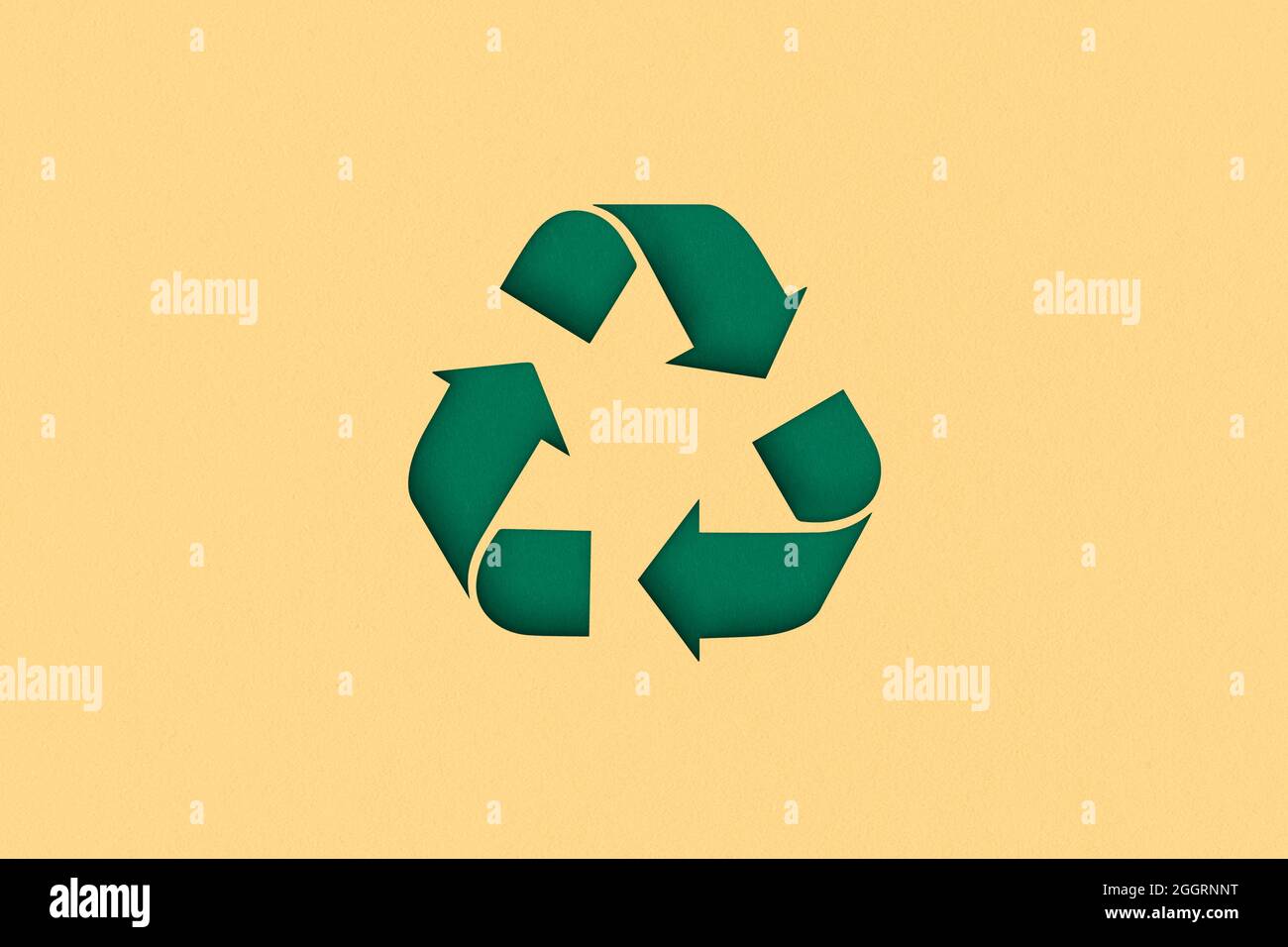 Recycling-Symbol auf gelbem Hintergrund. Ansicht von oben oder flach liegend. Stockfoto