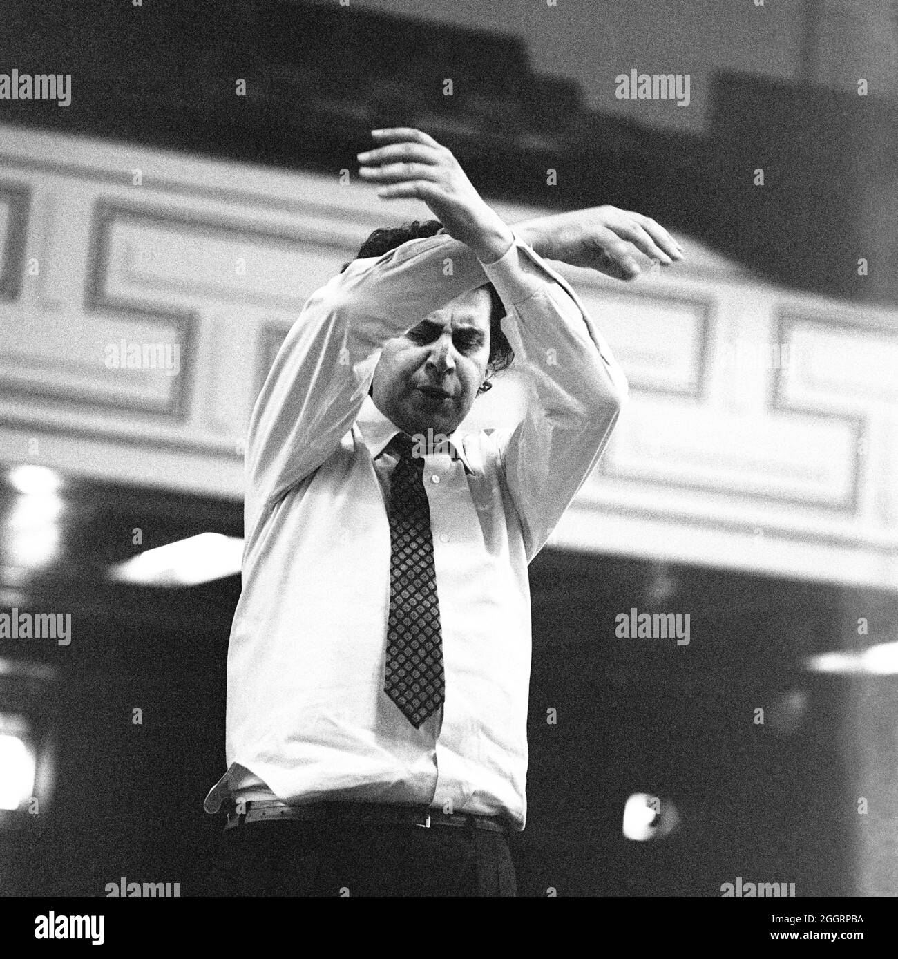 Mikis Theodorakis, griechischer Komponist, der Proben im Walthamstow Town Hall, London, dirigiert, 27/04/1970. Stockfoto