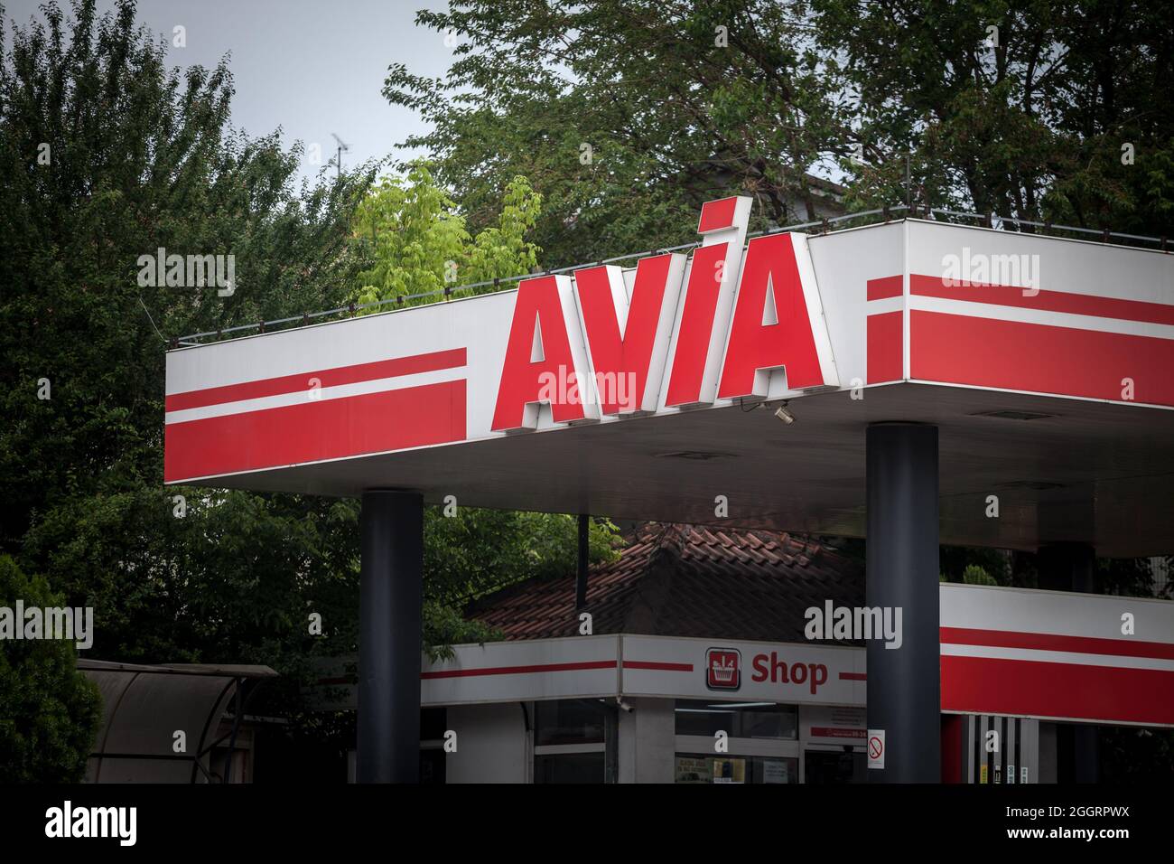 Bild des Avia International-Zeichens mit ihrem Logo auf der Tankstelle für Serbien in Belgrad. Die Avia International hat ihren Sitz in der Schweiz Stockfoto