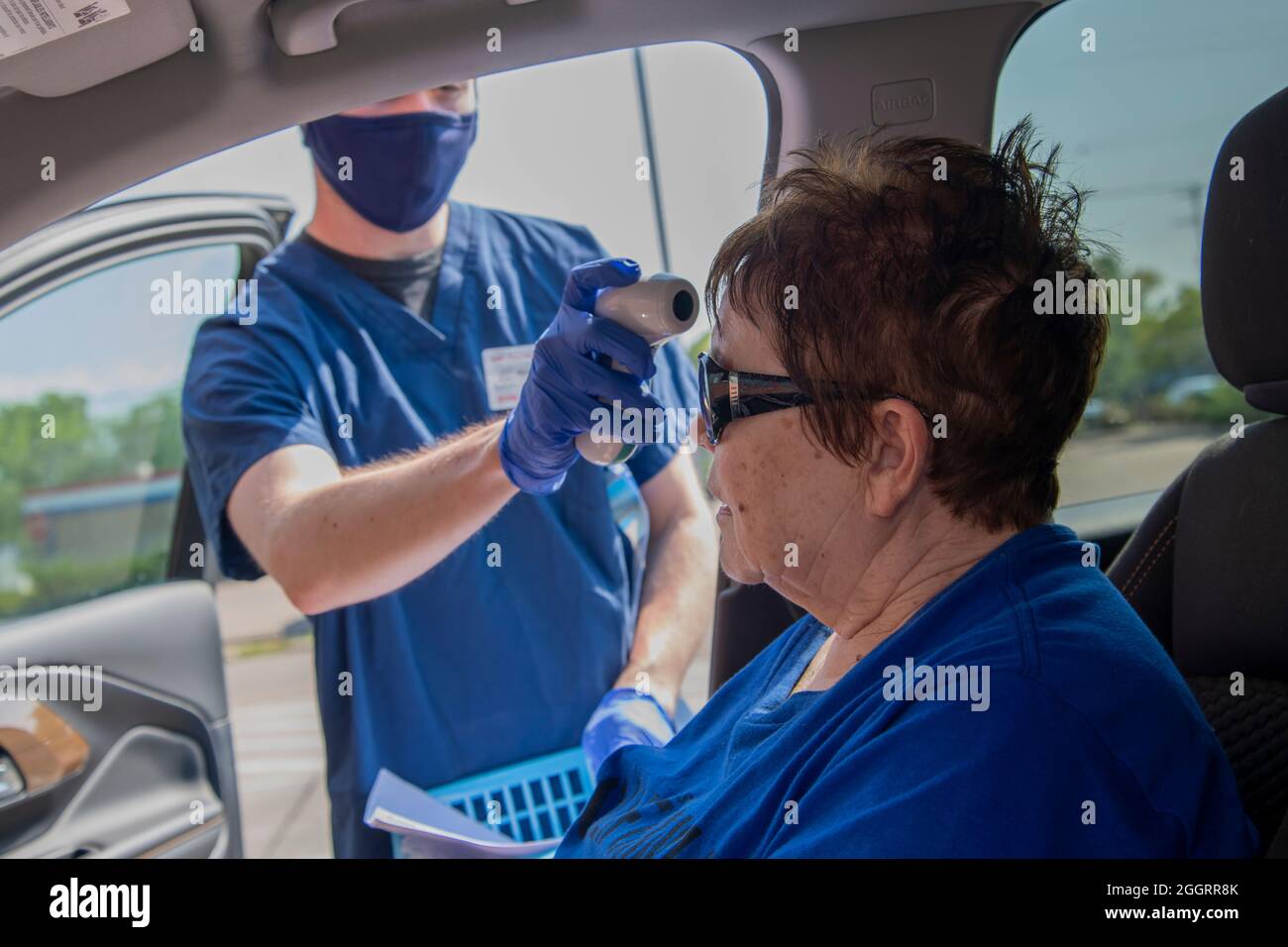 Vadnais Heights, Minnesota. 71-jährige Frau, die von einem Mitarbeiter der CVS-Apotheke ihre Temperatur genommen bekommt, bevor sie während der Aufnahme ihre zweite Moderna-Kovide bekommt Stockfoto