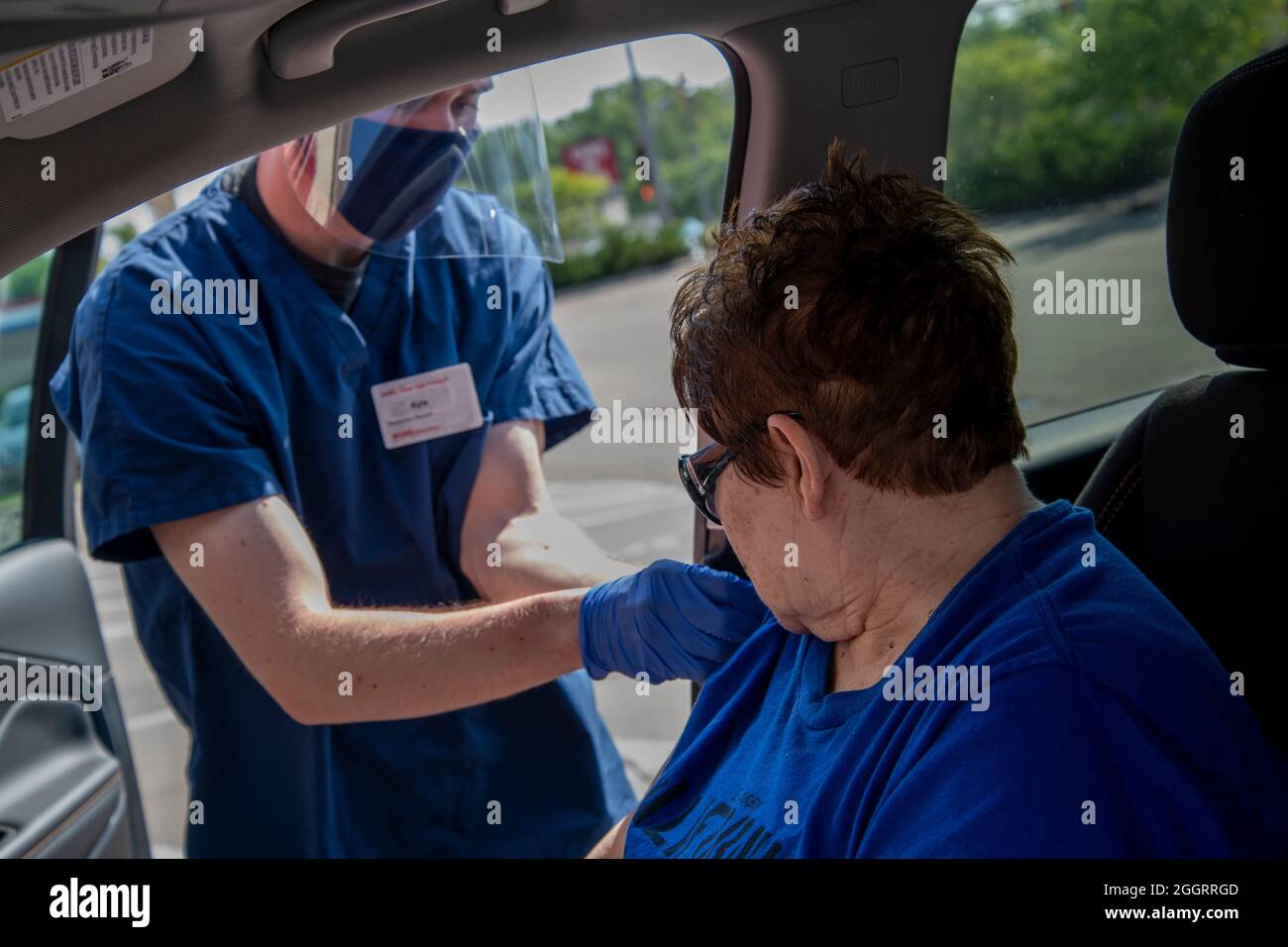 Vadnais Heights, Minnesota. Die 71-jährige Frau wurde von einem Mitarbeiter der CVS-Apotheke auf ihre zweite Moderna-Kovide geschossen, während sie in ihrem Auto saß. Stockfoto