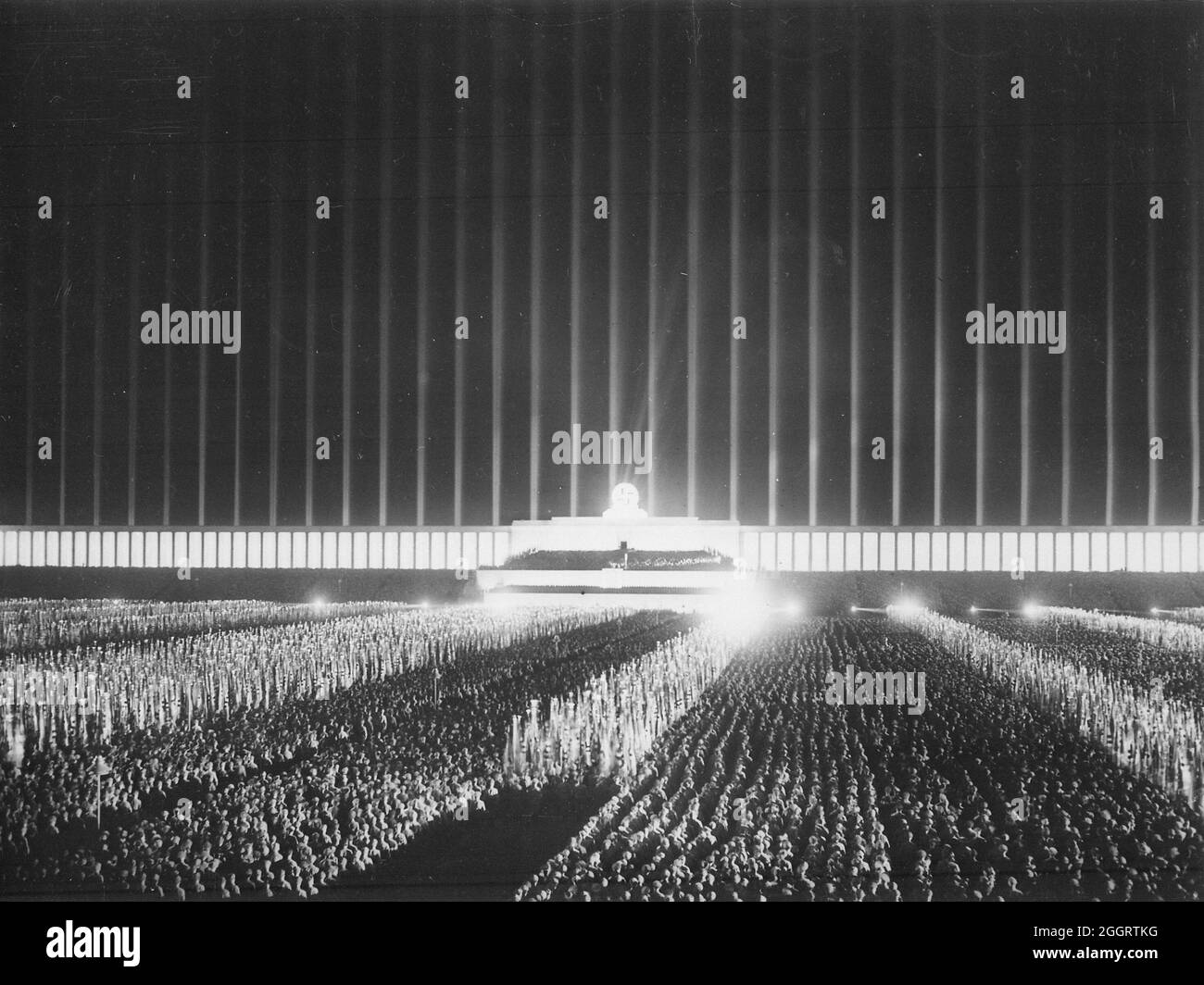 Ein Foto der Nürnberger Kundgebung mit Tausenden von Menschen und Albert Speers berühmtem Lichtdom Stockfoto
