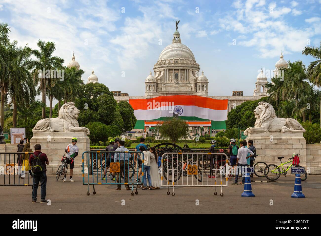 Das Victoria Memorial Denkmal in Kalkutta ist anlässlich des Unabhängigkeitstages mit einer indischen Nationalflagge geschmückt Stockfoto