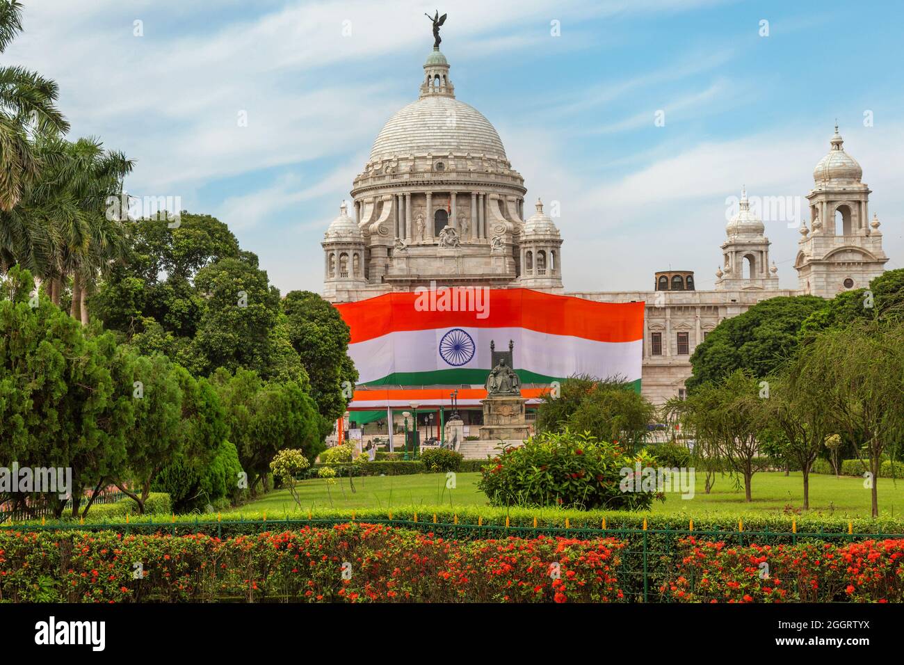 Das Victoria Memorial Denkmal in Kalkutta ist anlässlich des Unabhängigkeitstages mit einer indischen Nationalflagge geschmückt Stockfoto