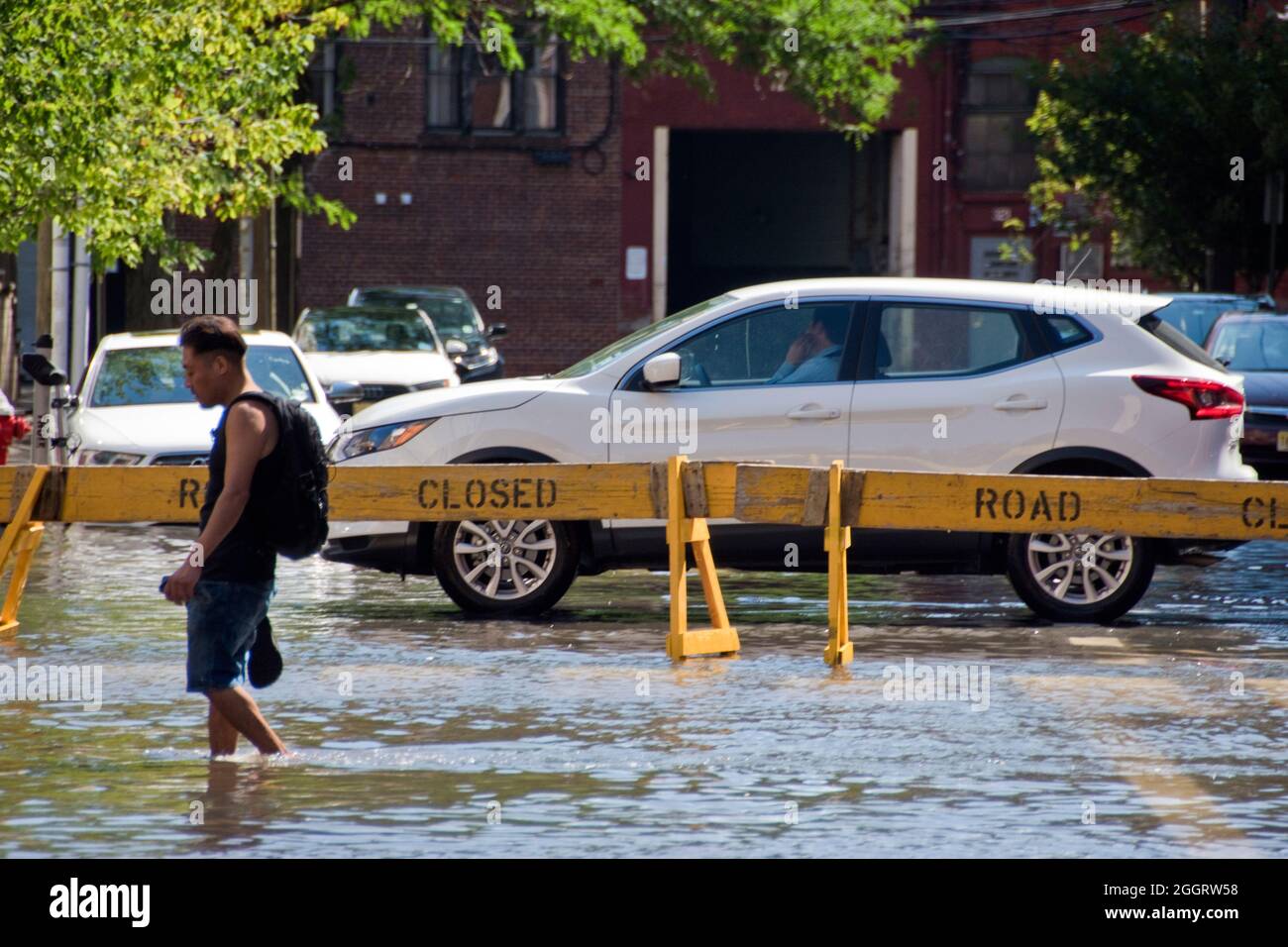 Die Straßenüberflutung durch den Hurrian Ida-Regen verursachte in Hoboken, New Jersey, USA, Straßensperrungen. Stockfoto