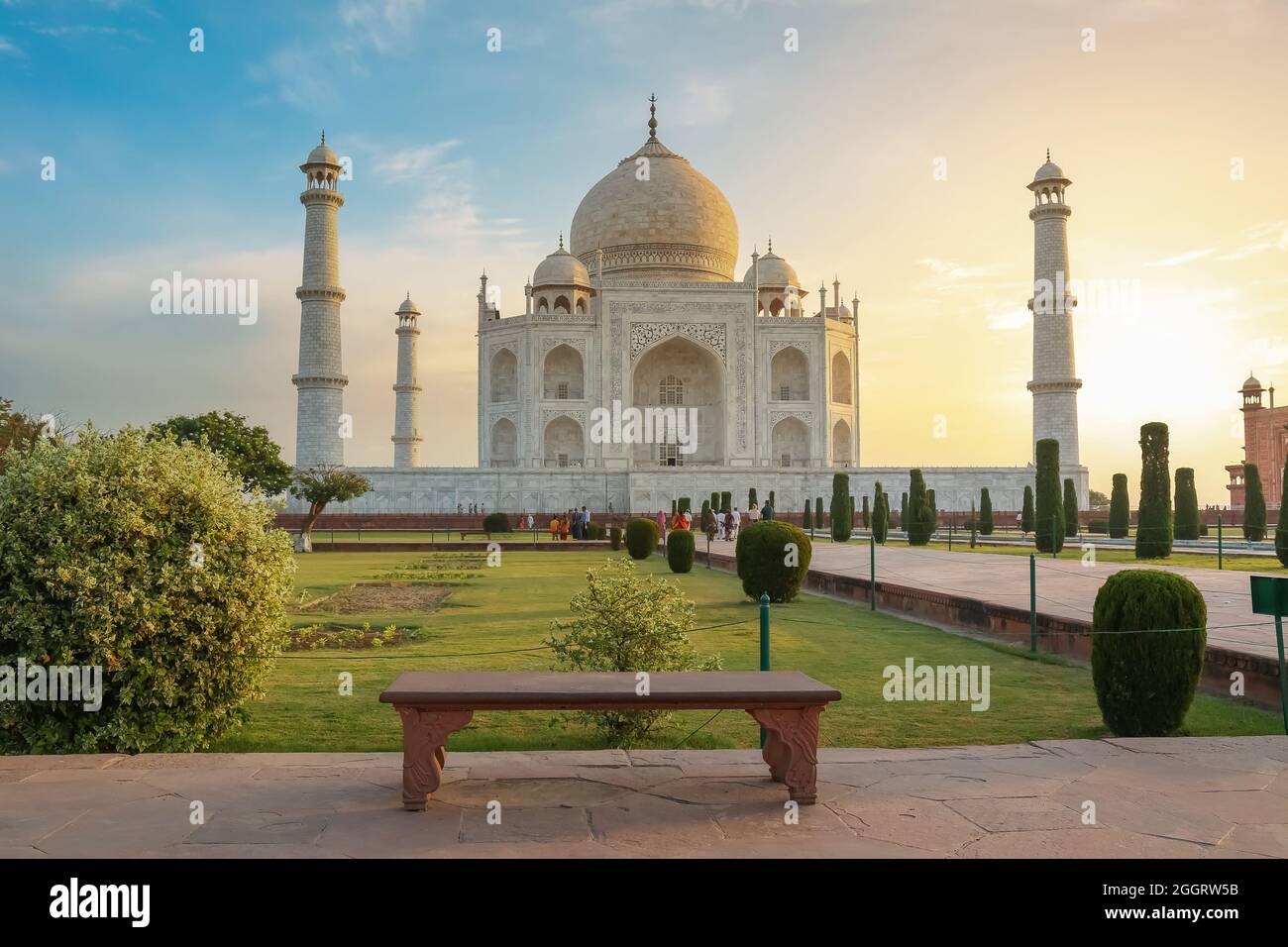 Taj Mahal - Ein UNESCO-Weltkulturerbe in Agra Indien bei Sonnenaufgang. Ein Mausoleum aus Marmor, das am Ufer des Flusses Yamuna errichtet wurde Stockfoto