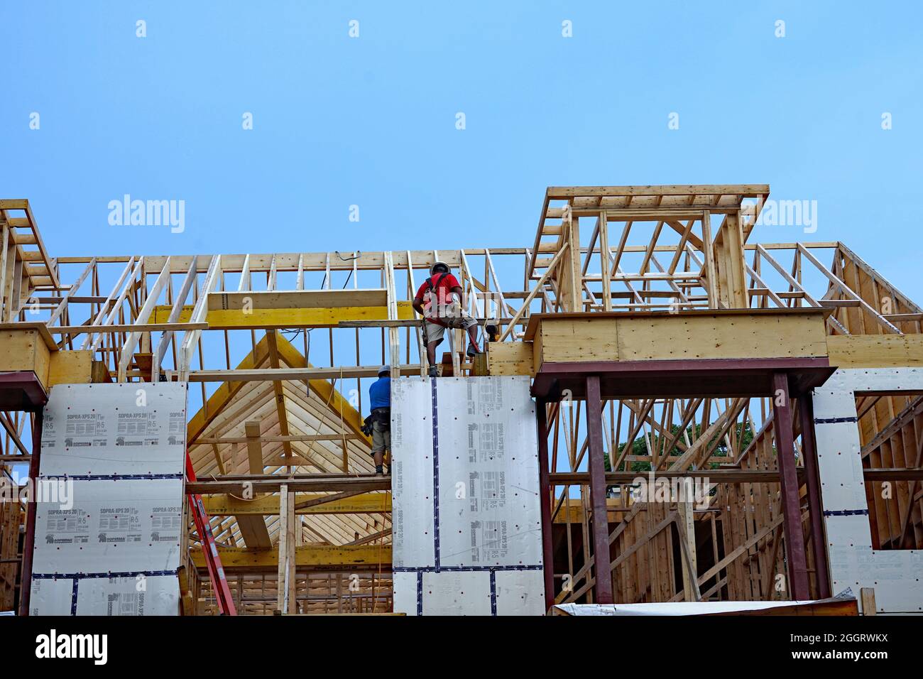 Ontario, Kanada - 2. September 2021: Haus im Bau, der Hauptrahmen steht kurz vor der Fertigstellung. Stockfoto