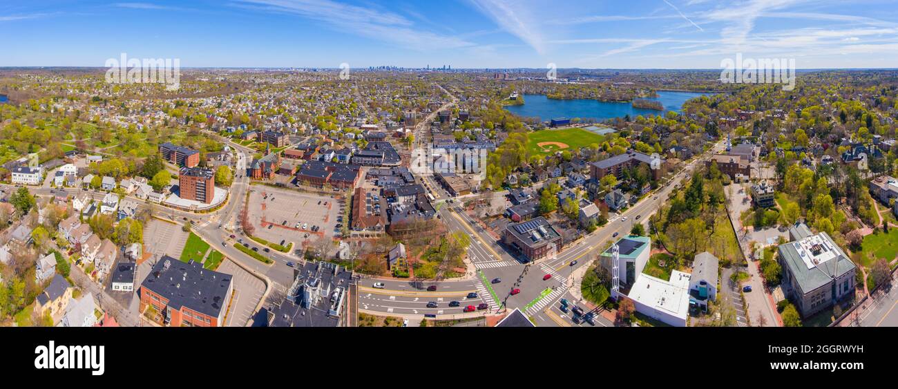 Das historische Stadtzentrum von Arlington hat eine Panoramaaussicht auf die Massachusetts Avenue an der Mystic Street und dem Broadway mit Boston und Spy Pond im Hintergrund. Stockfoto