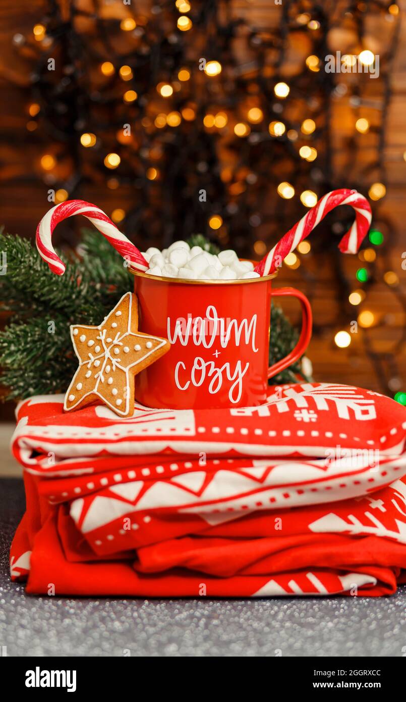 Becher mit Weihnachtsdekor. Traditionelles Getränk für den Winter. Stockfoto