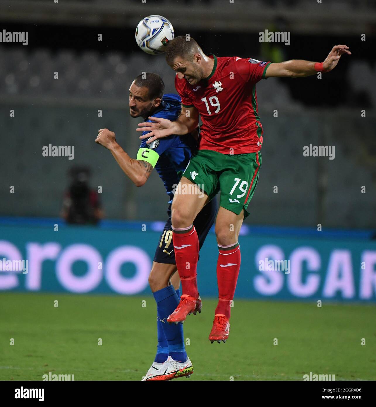 Florenz, Italien. September 2021. Der Italiener Leonardo Bonucci (L) spielt mit dem bulgarischen Atanas Iliev während des FIFA World Cup Qatar 2022 Qualification Group C Fußballspiels zwischen Italien und Bulgarien am 2. September 2021 in Florenz, Italien. Quelle: Alberto Lingria/Xinhua/Alamy Live News Stockfoto