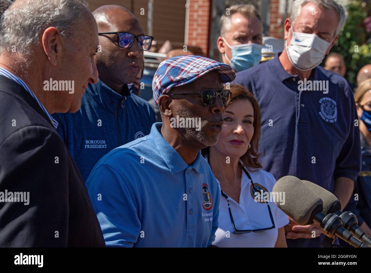 Das Mitglied des Stadtrats I. Daneek Miller spricht auf einer Pressekonferenz in Queens über die Auswirkungen der Überreste von Ida durch den US-Bundesstaat New York City. Gouverneur Kathy Hochul, Senatorin. Charles Schumer und Bürgermeister Bill de Blasio schlossen sich anderen Beamten an, die in der Nähe eines Hauses standen, in dem Phamatee Ramskriet und Khrishah Ramskriet getötet wurden, als ihre Kellerwohnung im Jamaika-Viertel der Queens überflutet wurde, und diskutierten über die zukünftigen Vorbereitungen und den Tribut des Sturms. Die Überreste des Unwutausbleibsel Ida haben historischen Regen über New York City geworfen, als Autobahnen und Boulevards zu Flüssen wurden und Autos überschwemmten. (Ph Stockfoto