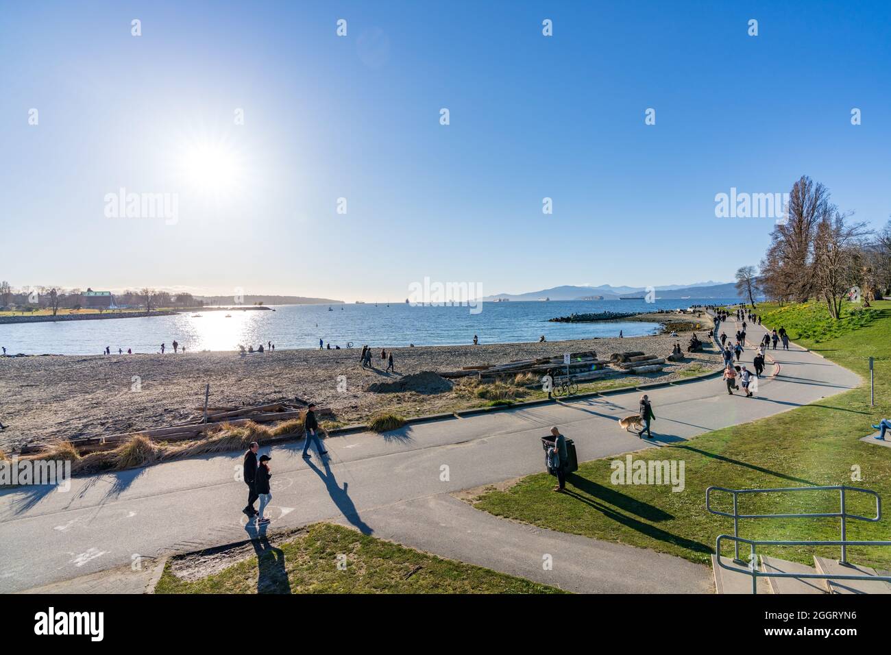Vancouver, BC, Kanada - März 25 2021 : Menschen wandern und Freizeitaktivitäten am Sunset Beach und dem English Bay Beach Park im Frühling. Stockfoto