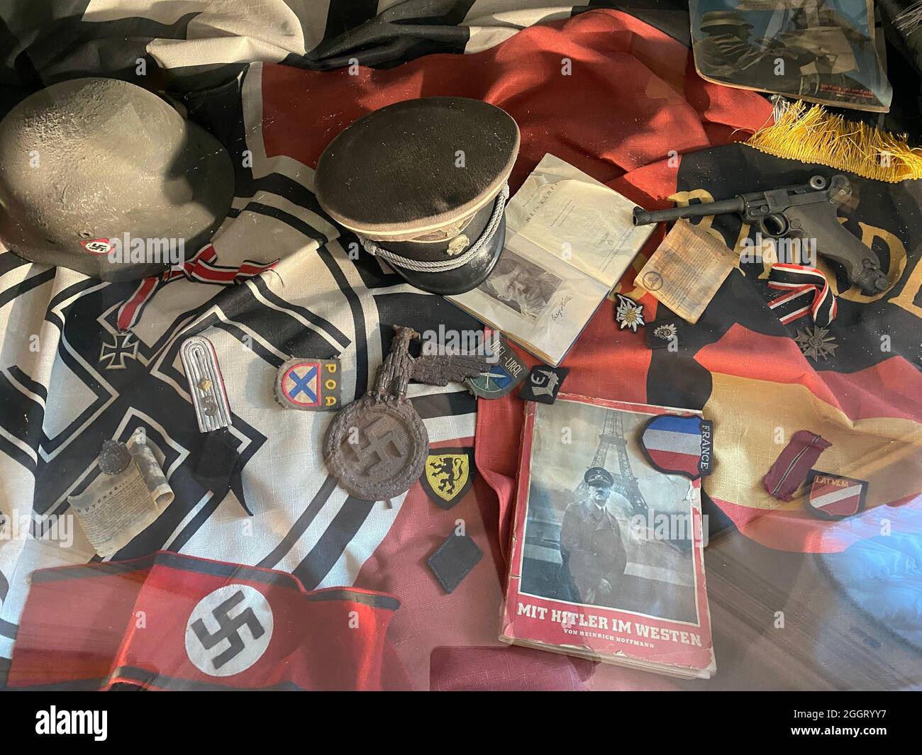 St. Petersburg, Russland. August 2021. Die Exponate befinden sich in einem Glasgewölbe des Museum of Leningrad's Defense, darunter eine Hakenkreuzflagge, Wehrmachtsabzeichen und eine Kopie von Adolf Hitlers Buch "Mein Kampf". Eine Ausstellung zeigt das Leben während der Wehrmachtsblockade von 1941 bis 1944, als viele Menschen die Stadt vor Angriffen Hitlers Deutschlands verteidigten. (To dpa '80 Jahre Leningrader Blockade: Wera hat das deutsche Verbrechen überlebt') Quelle: Ulf Mauder/dpa/Alamy Live News Stockfoto